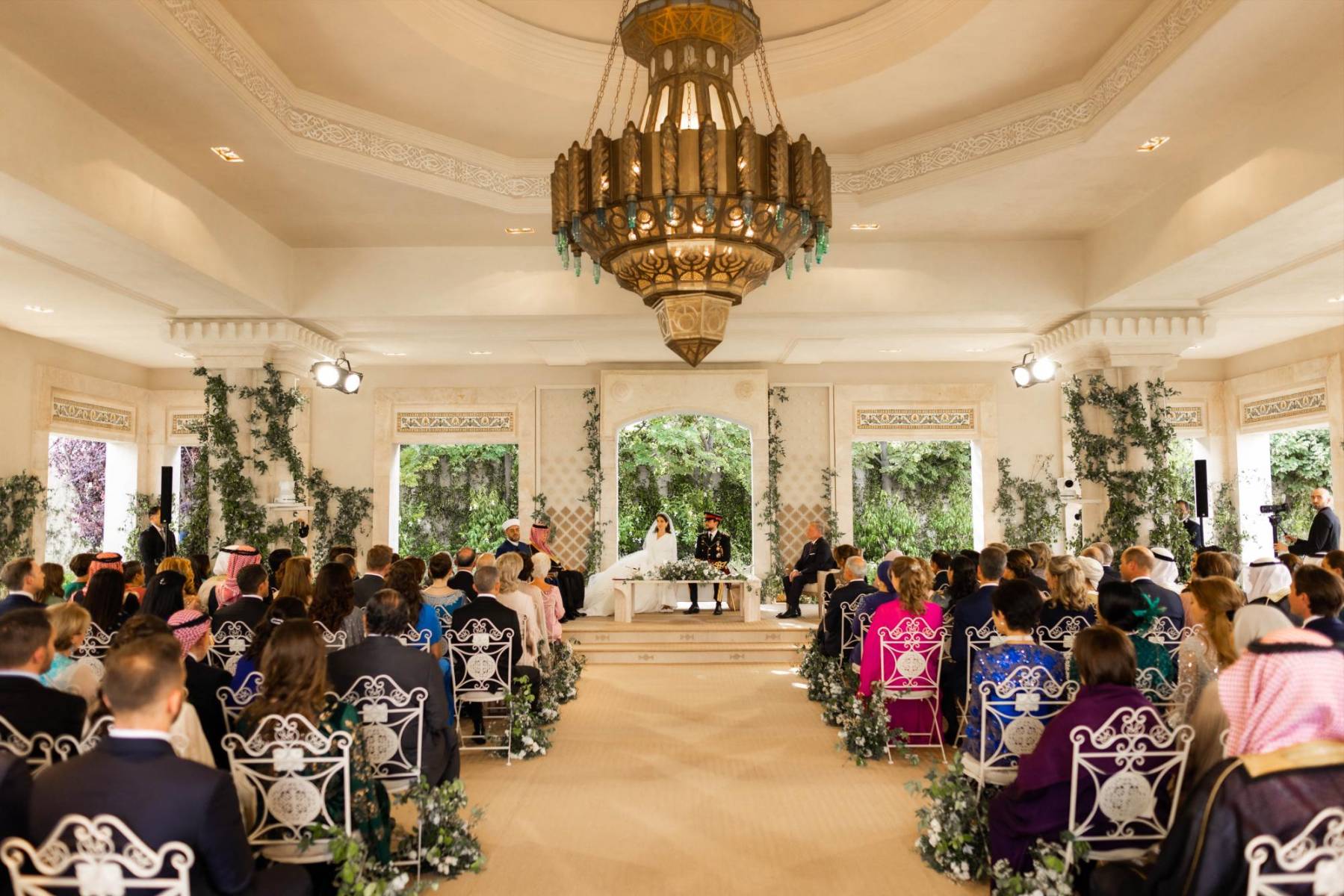 Poco más de 140 invitados asistieron a la boda real, cuya ceremonia tuvo como escenario el Zahran Palace (Photo by Jordanian Royal Palace / AFP) 