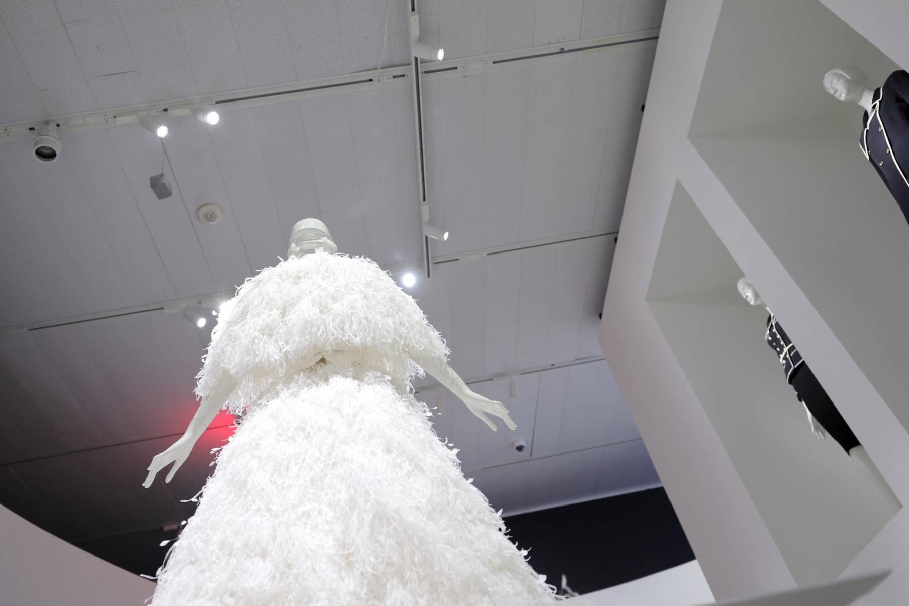 Karl decía que <b>la moda no era arte, ni un museo el lugar para las prendas</b>, pero tanto los representantes del MET como figuras cercanas al diseñador coincidieron en que le habría complacido ver hoy sus cerca de <b>200 creaciones</b> agrupadas por temas estéticos. 