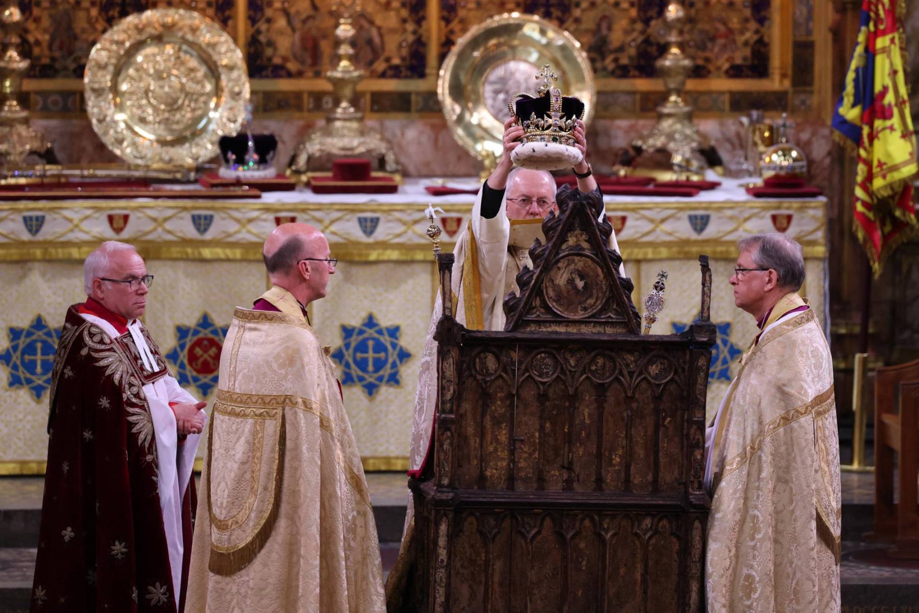 El <b>Arzobispo de Canterbury</b> coloca la corona a Carlos III para luego proclamar ”<i>God Save the King</i>”
