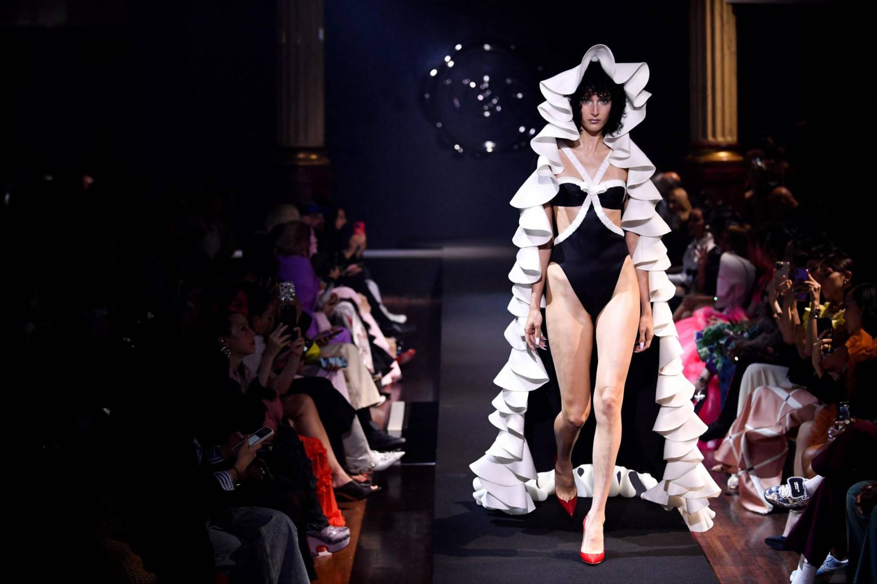 Viktor &amp; Rolf celebra sus 30 años en la pasarela de París Fashion Week