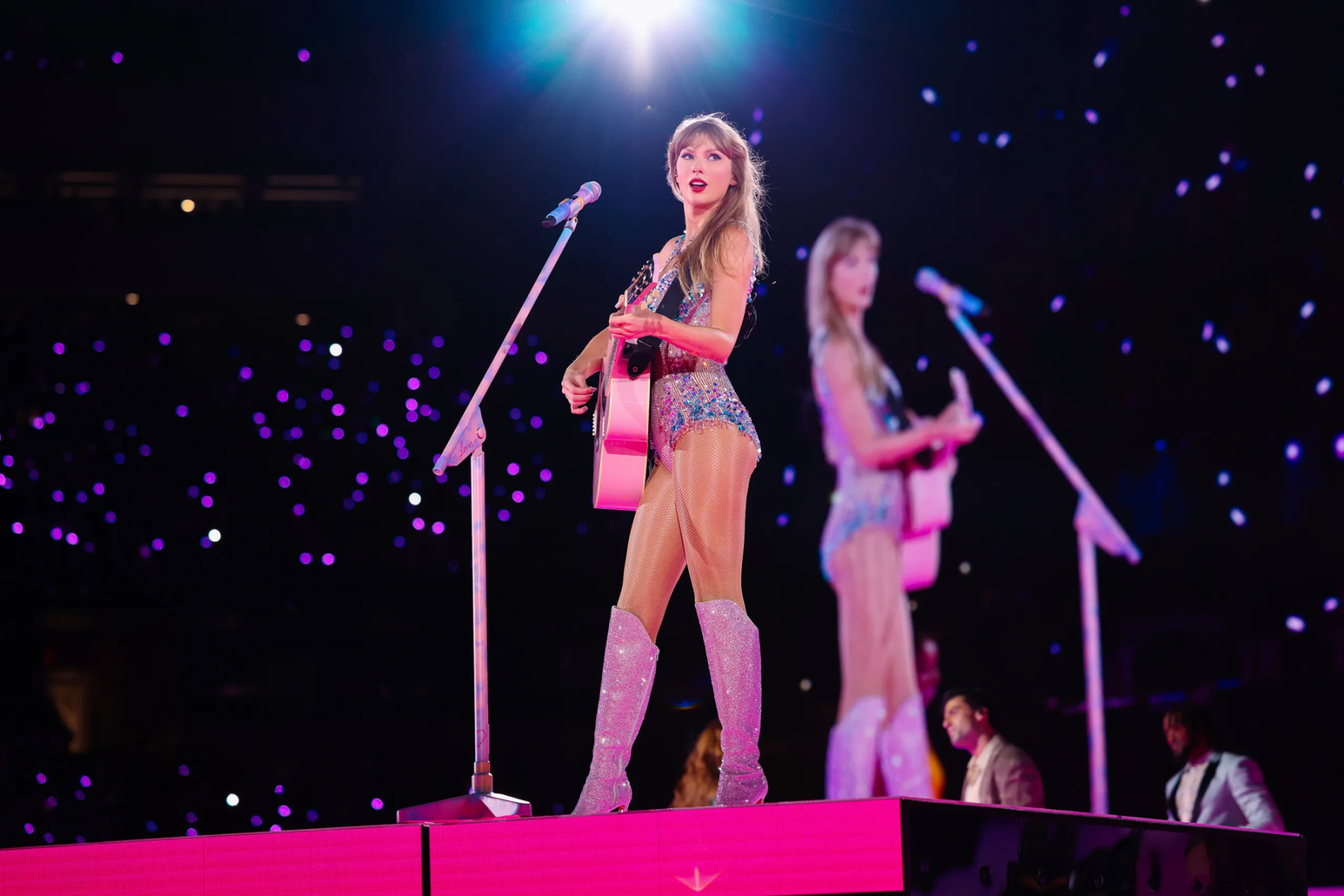 <b>The Eras Tour</b>Taylor Swift regresó a los escenarios este año para deleitarnos con The Eras Tour, la gira que celebra todas sus eras musicales. Estos conciertos se convirtieron en la ocasión perfecta para que los swifties disfrutaran de cerca la magia de la cantante y su increíble repertorio musical. The Eras Tour se convirtió en la gira con mayor recaudación de todos los tiempos y la primera que supera los mil millones de dólares en ingresos. Los brazaletes de amistad y los atuendos inspirados los discos de Taylor dominaron las redes sociales, reflejando la alegría de los fanáticos al ver a Swift brillar nuevamente en el escenario.