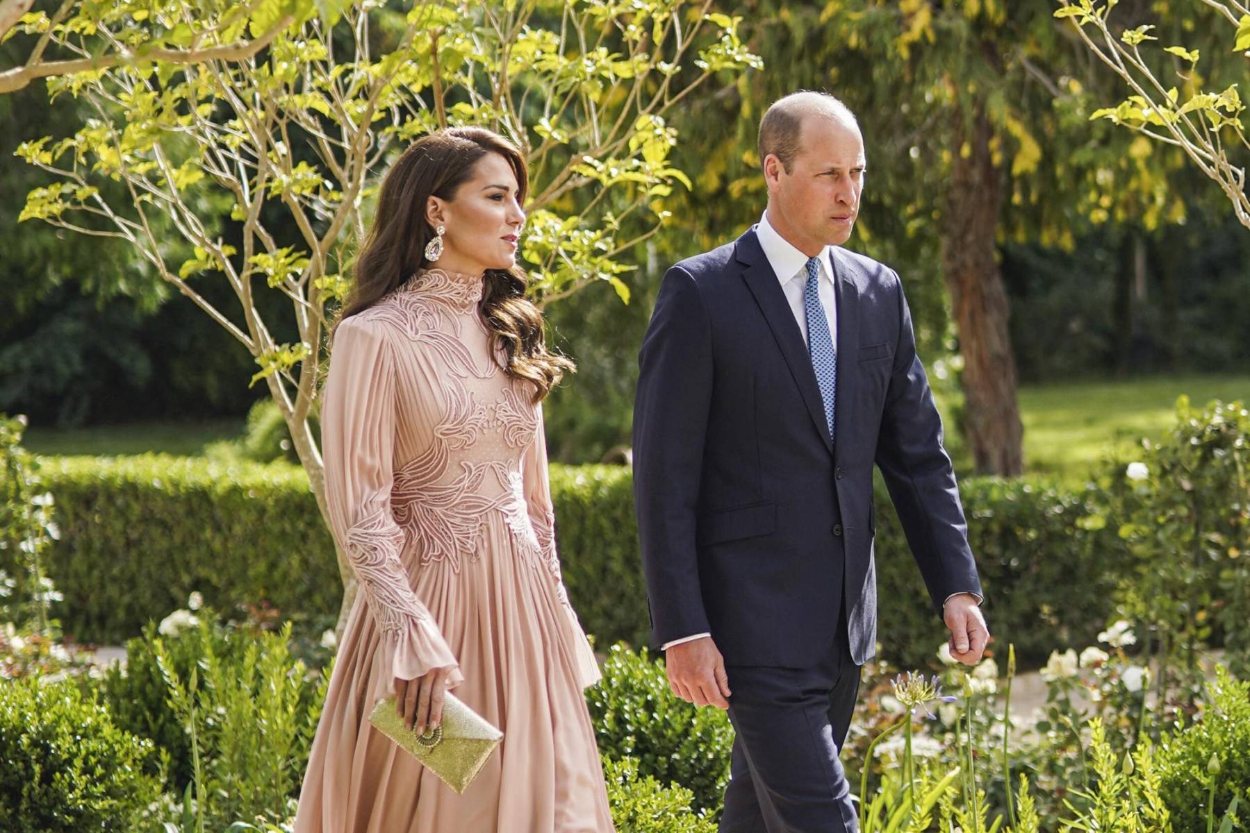 Los príncipes de Gales, Kate y William, a su llegada al palacio donde se realizó la boda (Photo by Jordanian Royal Palace / AFP)