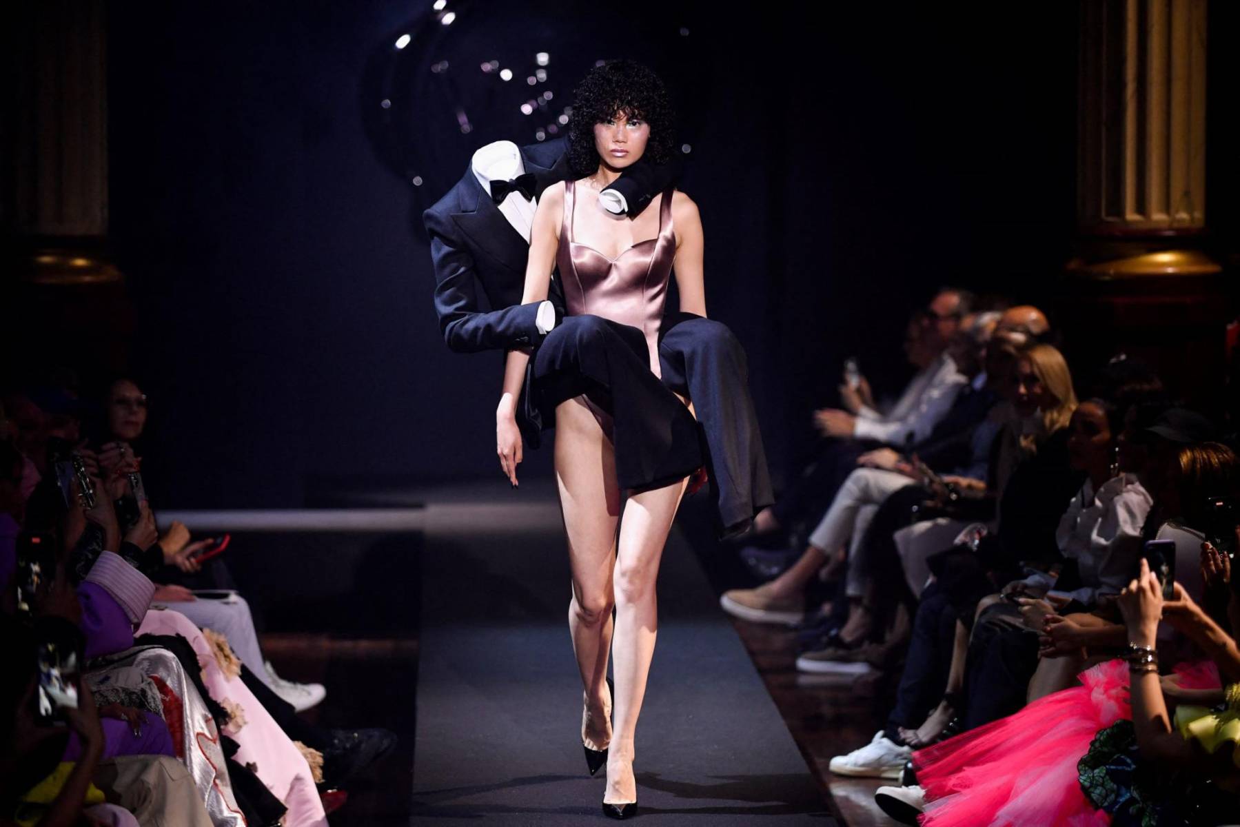 Viktor &amp; Rolf celebra sus 30 años en la pasarela de París Fashion Week