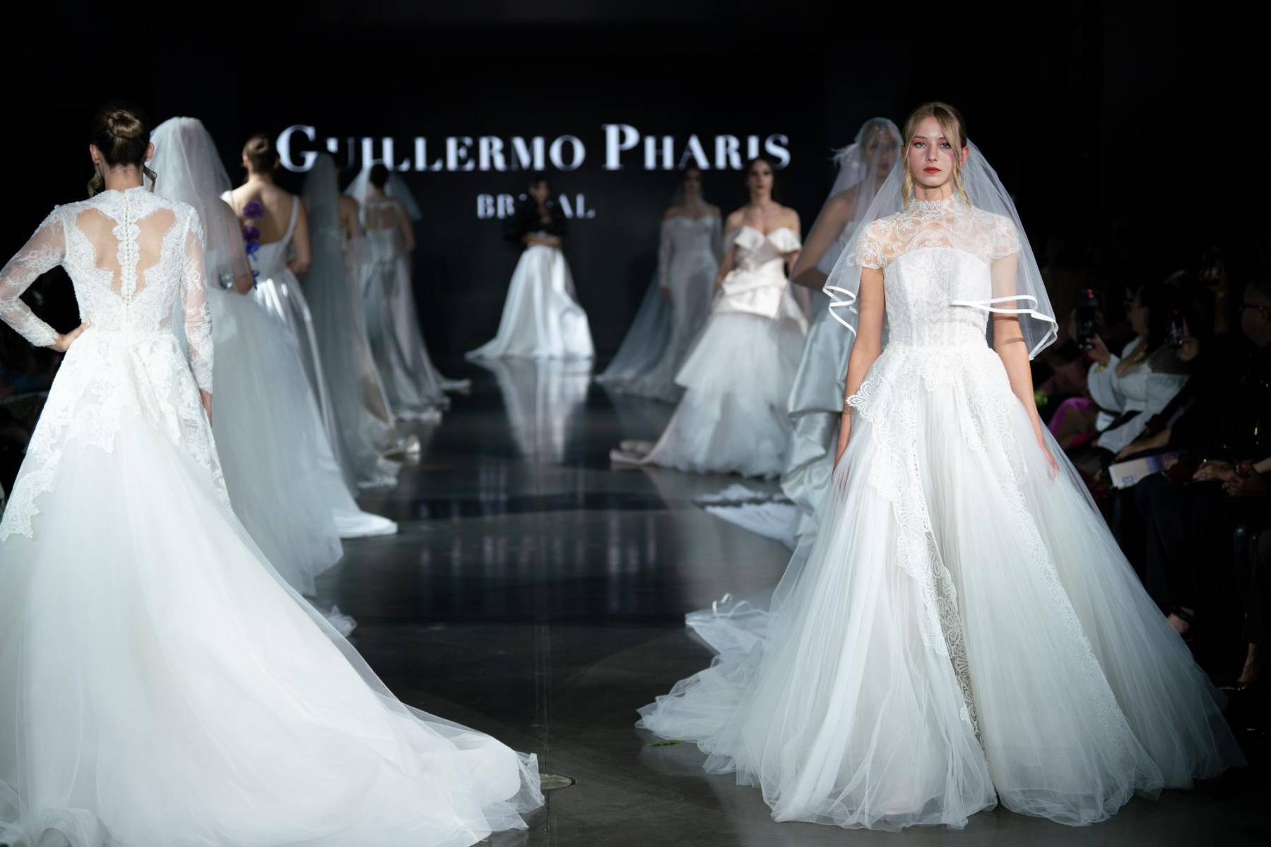 La elegancia atemporal se encuentra con el romanticismo moderno en una colección en la que el diseñador hondureño Guillermo Pharis brinda un giro contemporáneo al estilo nupcial clásico, añadiendo además su artesanía refinada.