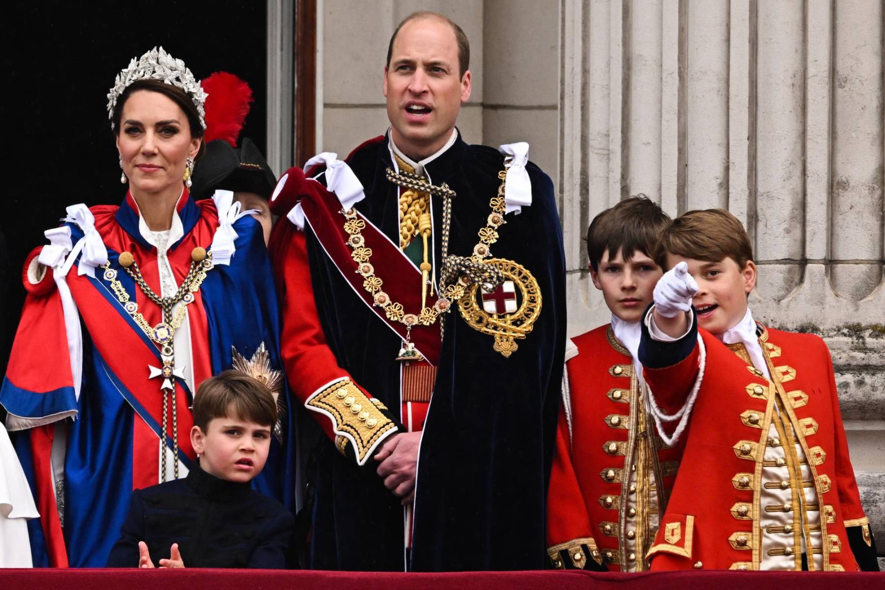Los príncipes de Gales con sus hijos Luis y George