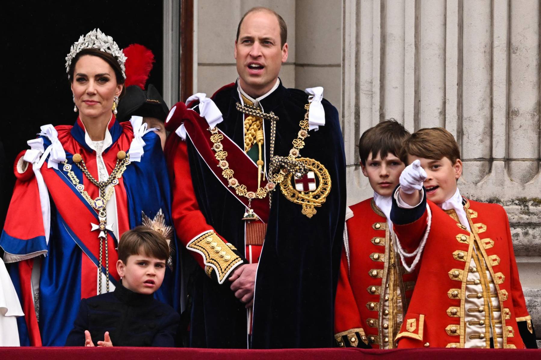 Los reyes y príncipes de Gales saludan desde el balcón de Bukingham