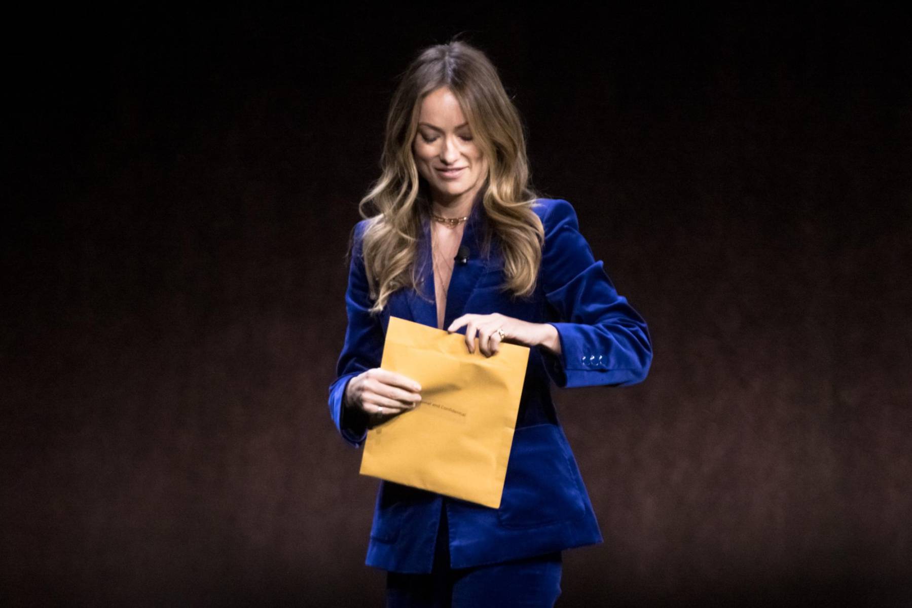 Mientras Olivia Wilde presentaba varios avances de “Dont Worry, Darling” en la CinemaCon de 2022, una persona se acercó a ella en el escenario y le entregó un sobre que contenía documentos legales sobre la custodia de sus dos hijos con Jason Sudeikis. Posteriormente, la directora confesó que ese fue un intento muy bajo de su ex esposo para sabotear su carrera. 