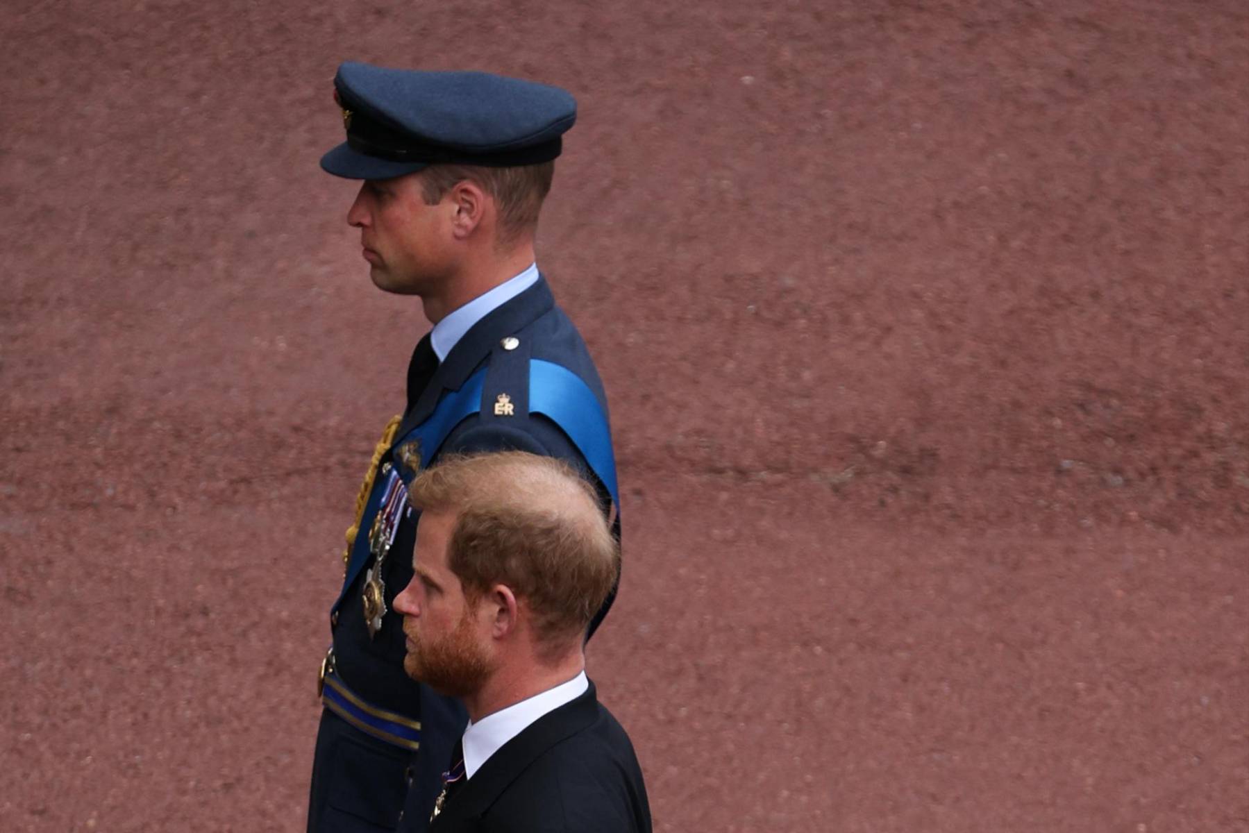 William, príncipe de Gales y su hermano Harry, duque de Sussex, caminan detrás del ataúd de su abuela, Isabel II, en las afueras del castillo de Windsor . (Photo by ADRIAN DENNIS / POOL / AFP)