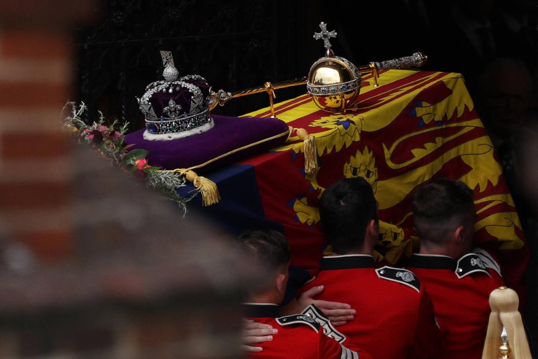 Los miembros del Bearer Party ingresan el ataúd de la reina Isabel II a la capilla de St George (Photo by ADRIAN DENNIS / POOL / AFP)