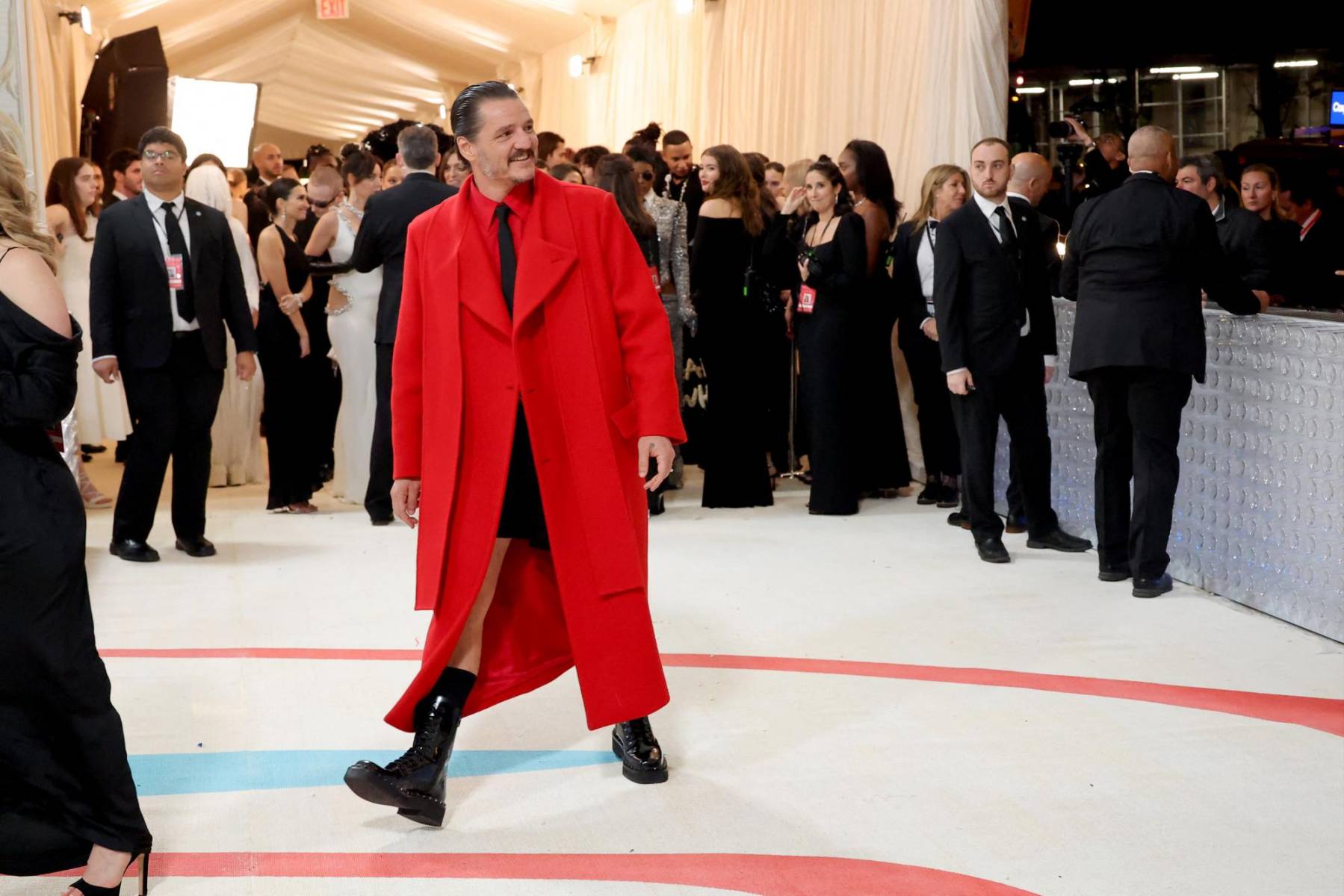 El Internet Daddy Pedro Pascal no podía faltar en la gala del año, en la que llevó shorts, biker boots y una gabardina larga by Valentino