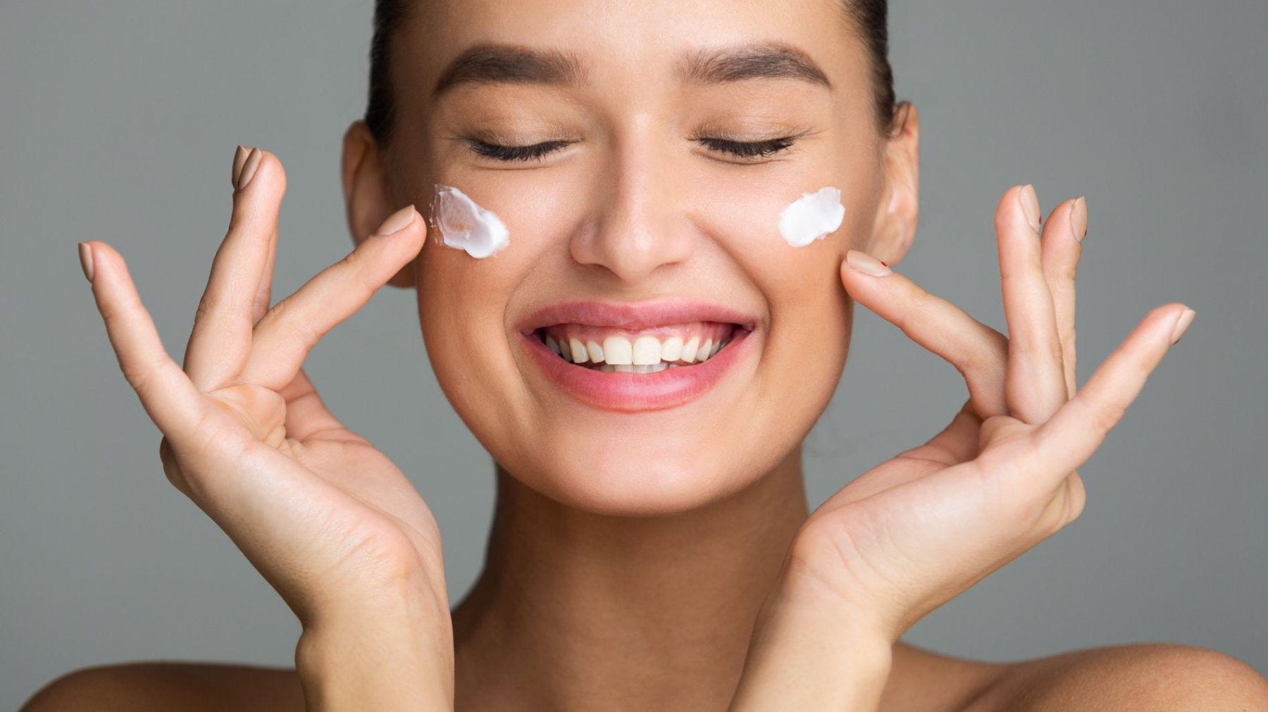 Crema.El siguiente tip que vamos a compartirte es primordial para cualquier tipo y tono de rostro. La crema debe ser hidratante, para que logré sellar y absorber más nutrientes, esto le permite a tu rostro verse firme y con elasticidad. Busca siempre las cremas que estén libres de productos no comedogénicos, para evitar poros obstruidos de grasa. 