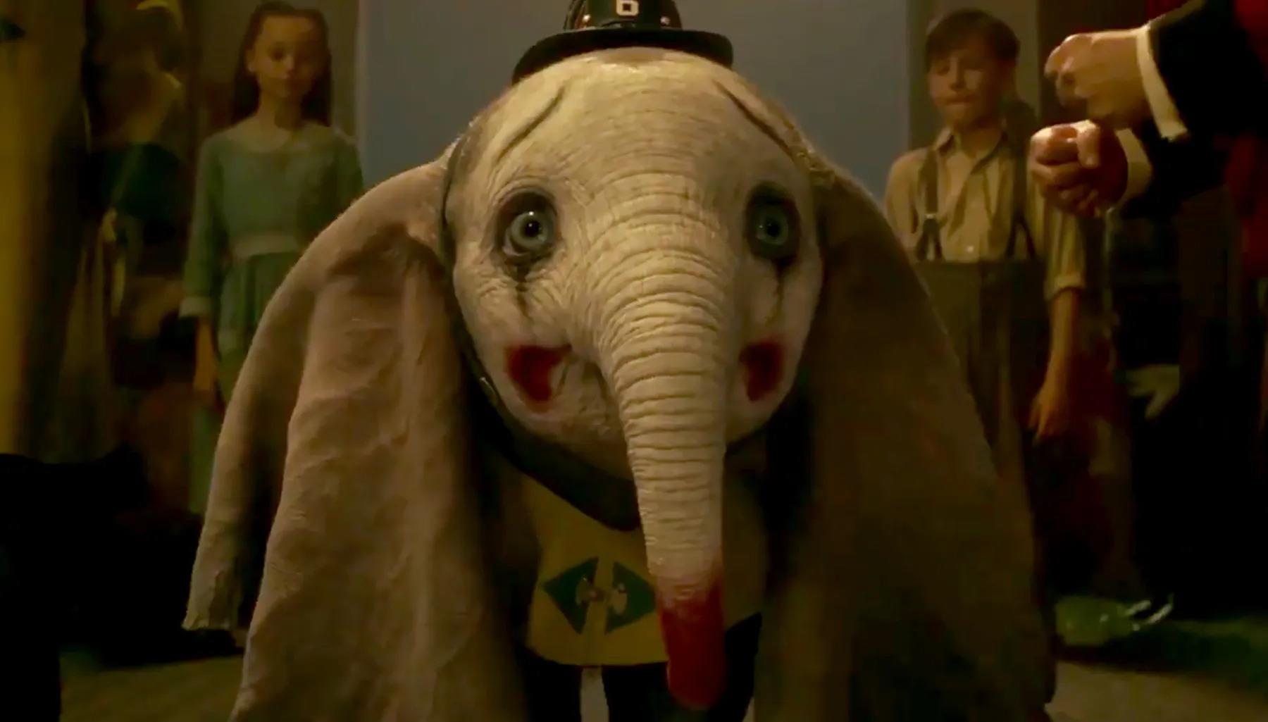 El dueño de un circo en apuros, Max Medici, recluta a una ex estrella y a sus dos hijos para cuidar a Dumbo, un bebé elefante que nació con orejas de gran tamaño. Cuando la familia descubre que el animal puede volar, pronto se convierte en la atracción principal, atrayendo a un gran público y revitalizando el decadente circo. La habilidad mágica del elefante también llama la atención de V.A. Vandevere, un emprendedor que quiere mostrar a Dumbo en su último y gigantesco proyecto de entretenimiento.