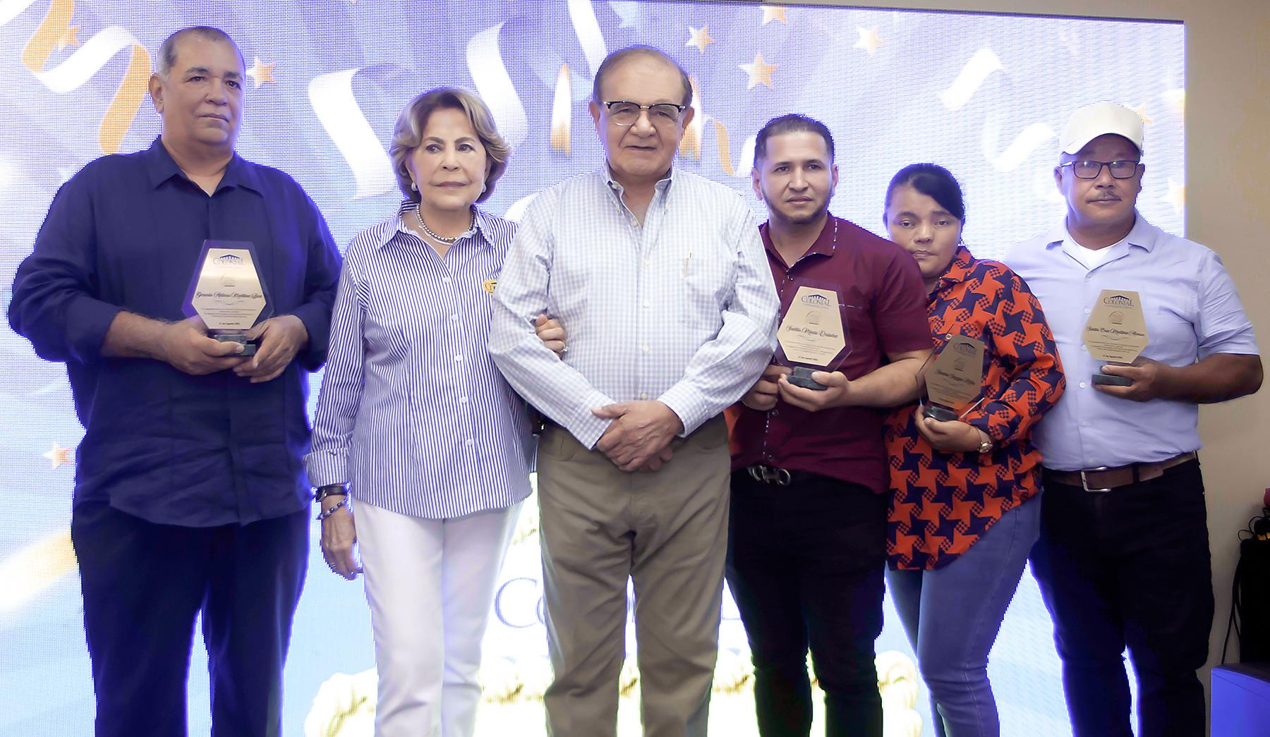 Gerardo Martinez, Nena de Diaz, Alberto Diaz, Mario Ordoñez, SandraMilla y Santos Martínez.