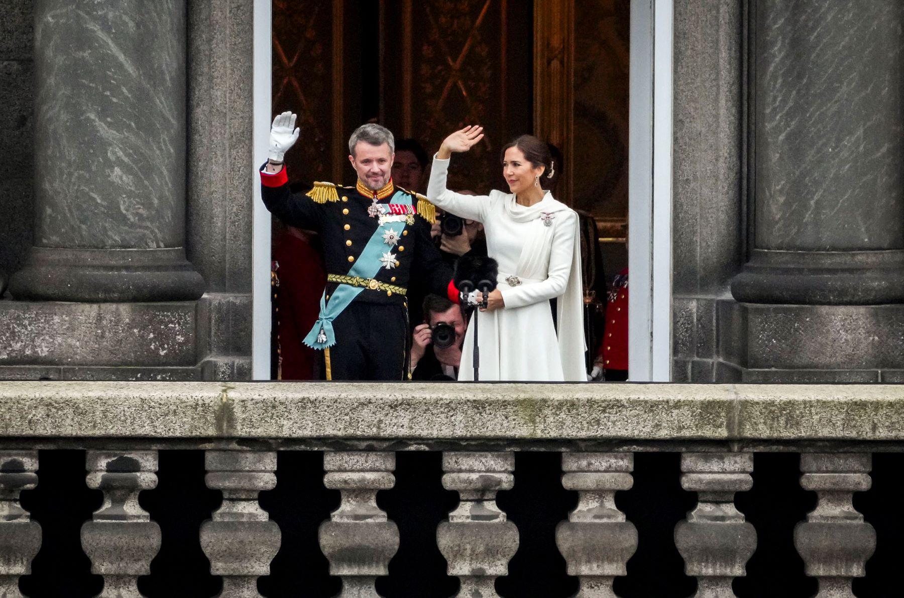El rey Federico X y la reina consorte Mary, quienes contrajeron matrimonio el 14 de mayo de 2004, saludan al público, Mary, una defensora feroz por los derechos sexuales de mujeres y niñas y firme defensora de los refugiados, se convierte en la primera reina consorte nacida en Australia.