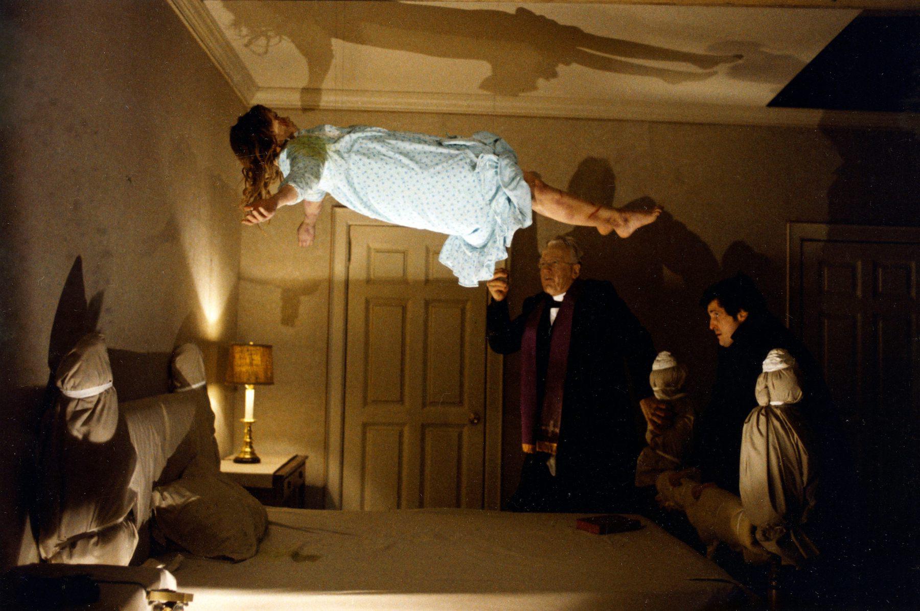 THE EXORCIST (1973) Han pasado casi 50 años desde el estreno de esta película de terror estadounidense dirigida por William Friedkin, sin embargo su nombre sigue figurando en las listas de las favoritas del género. Para los pocos que desconocen su argumento les diremos que el filme gira alrededor de la historia de Regan (Linda Blair), una niña de doce años que sufre fenómenos paranormales como la levitación o la manifestación de una fuerza sobrehumana. Tras someterla a diversos estudios médicos, su madre acude con un sacerdote que está seguro que se trata de una posesión diabólica, y decide practicar un exorcismo. Esta película está basada en la novela de William Peter Blatty, quien se inspiró en un exorcismo real ocurrido en Washington en 1949.