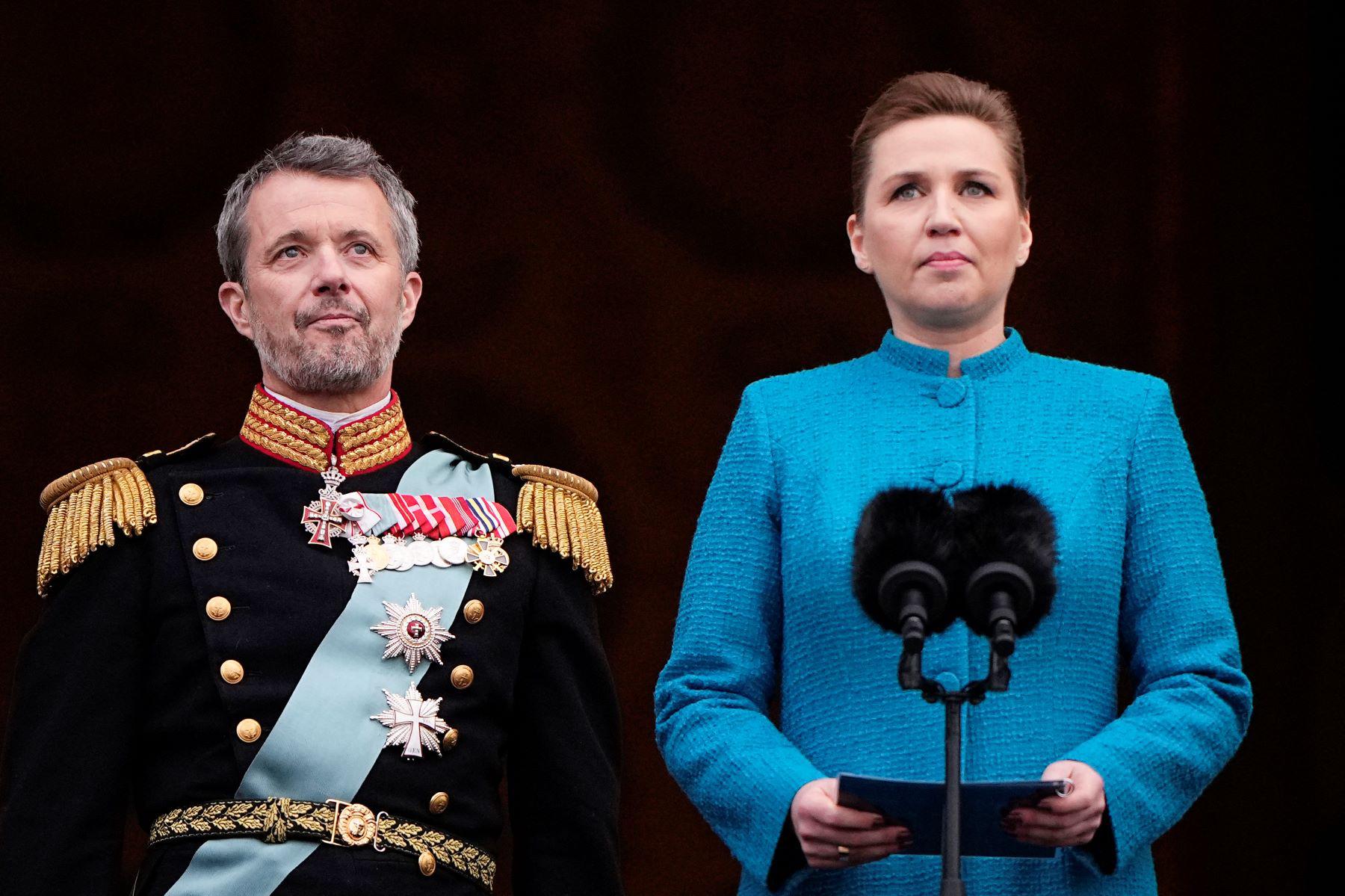 Federico fue proclamado nuevo rey de Dinamarca en un acto sencillo desde el balcón del palacio de Christiansborg realizado por la primera ministra, Mette Frederiksen.