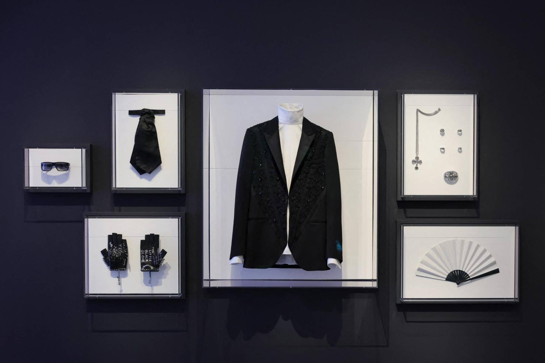 La muestra incluye las prendas y accesorios que caracterizaban el look de Lagerfeld, siempre vestido de blanco y negro con sus inseparables gafas, guantes y abanico