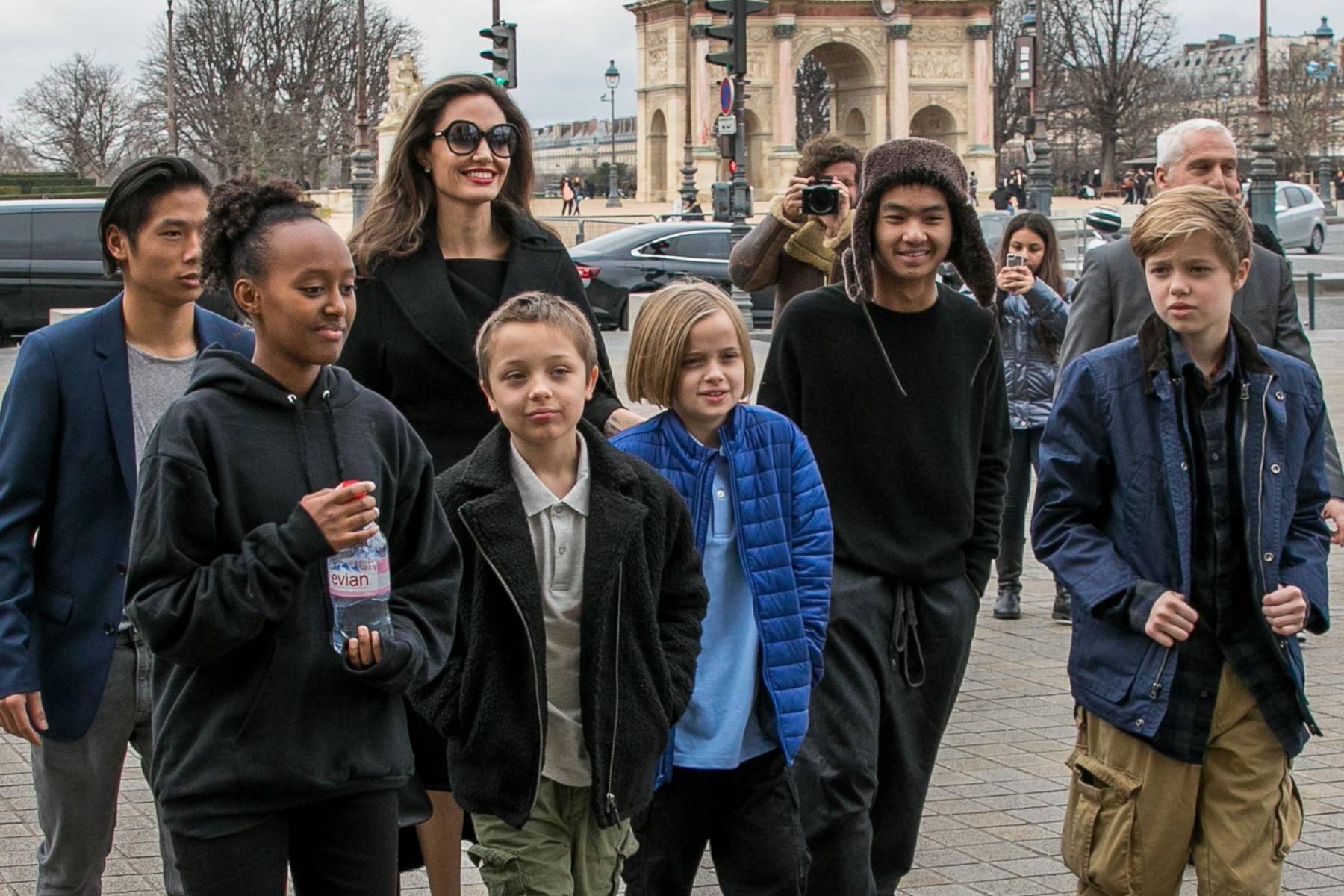 Shiloh es la primera hija biológica de la pareja, seguida de los gemelos Vivienne y Knox. Además, están los 3 hijos adoptivos Maddox, Pax y Zahara. Shiloh no ha sido la única en distanciarse de su padre: varios de sus hermanos han mostrado su desinterés hacia él.