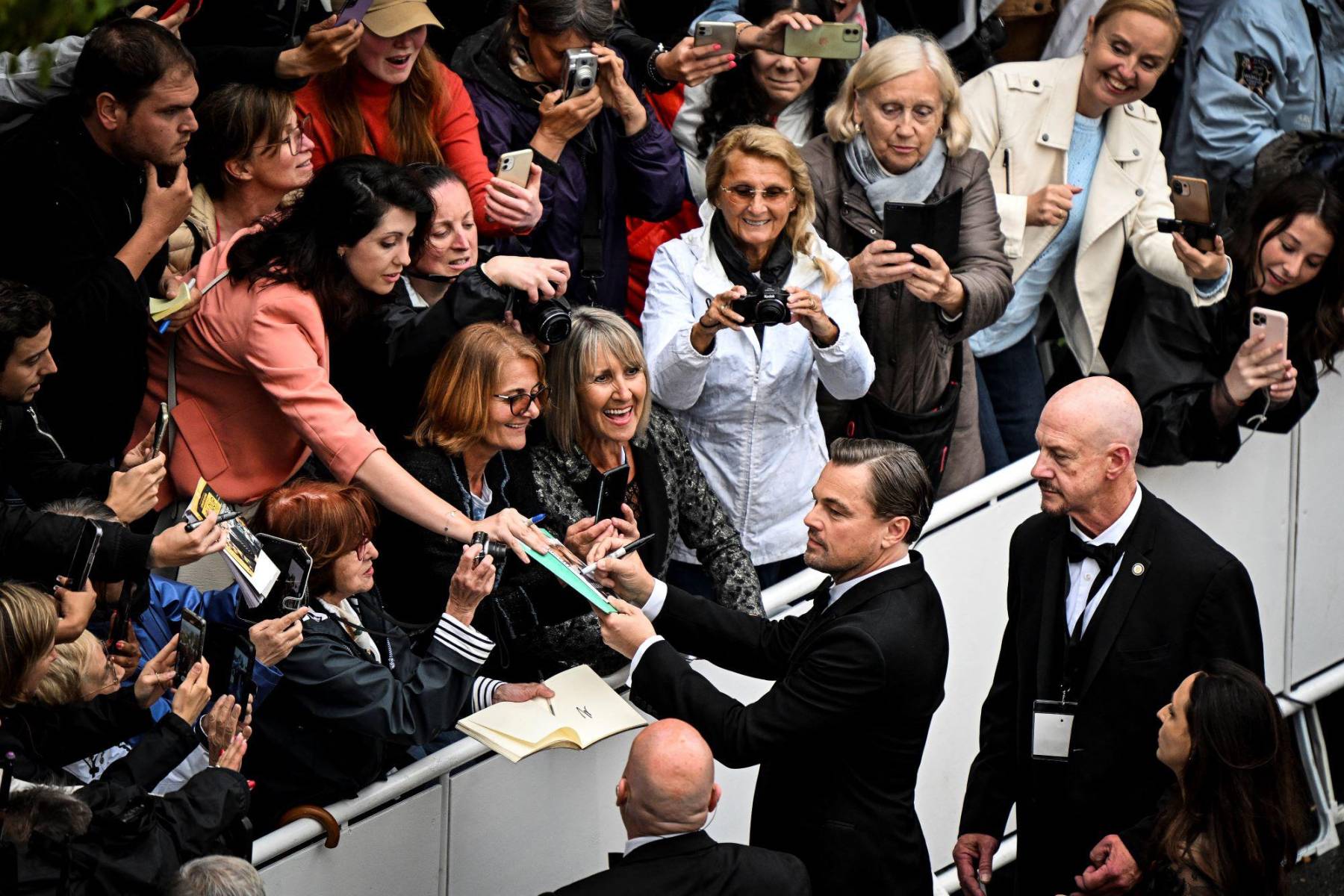 Leonardo Di Caprio firma autógrafos al público en Cannes