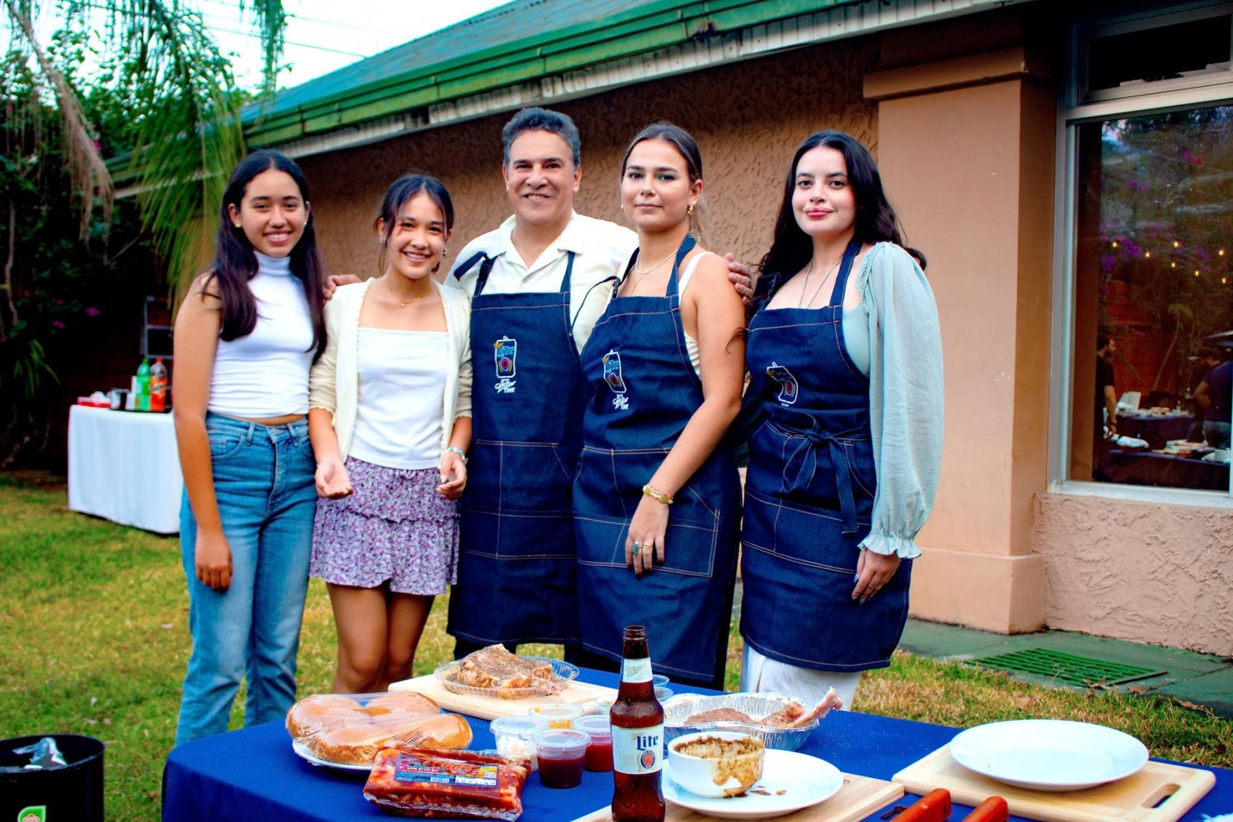 Hortensia Obregón, Brianna, Rey y Samantha Maradiaga con Larissa Ayestas