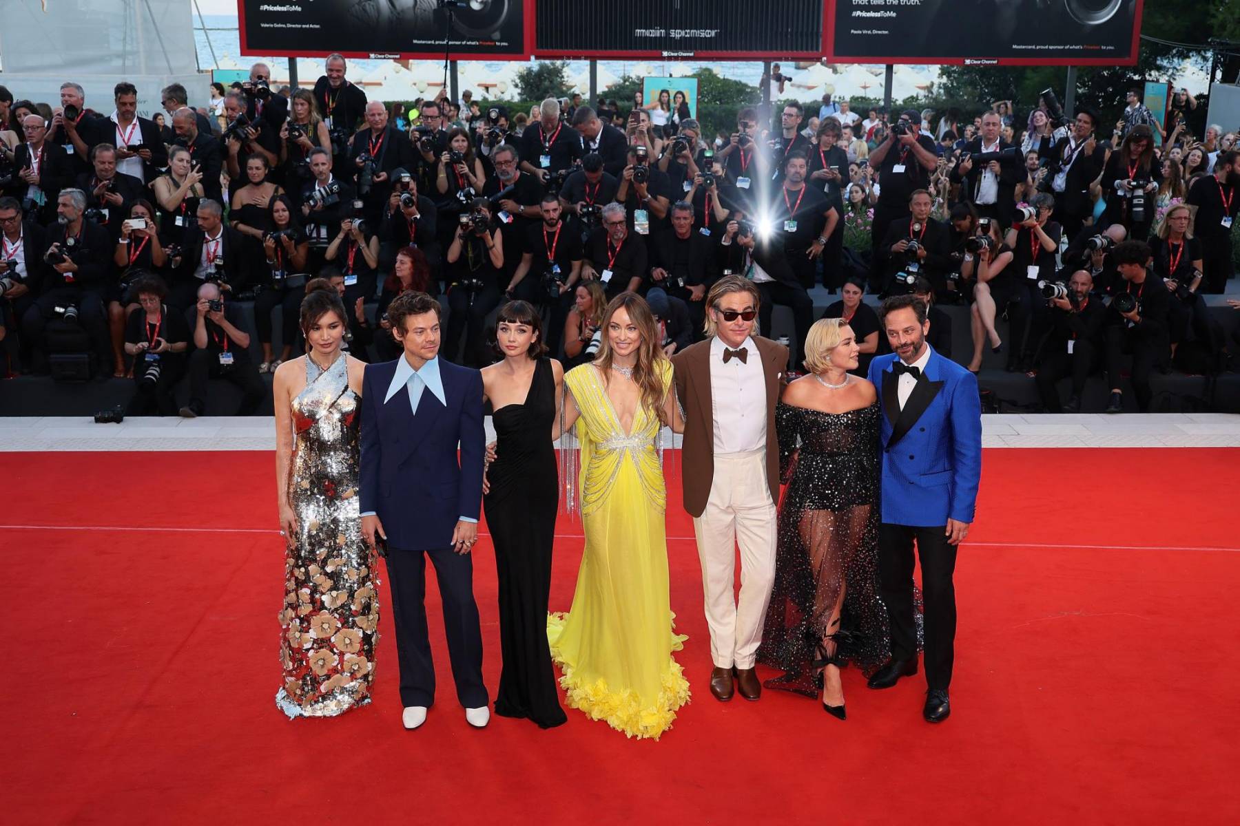 <b>El drama de Don’t Worry, Darling</b>Fue un desastre... ¡pero nos encantó verlo! Esta película estuvo llena de controversias: desde Olivia Wilde despidiendo a Shia LaBeouf y luego involucrándose románticamente con Harry Styles, hasta una disputa con Florence Pugh. La tensión se notaba en cada alfombra roja, y cuando llegó el Festival de Cine de Venecia todo se salió de control. 