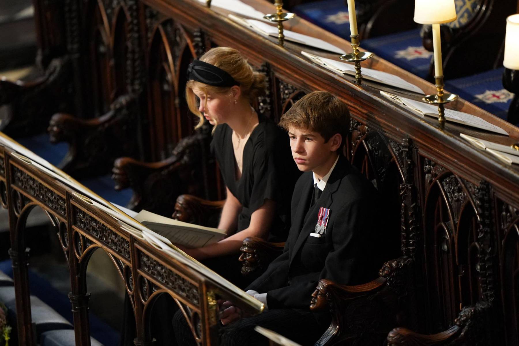 Lady Louise Windsor y James, vizconde de Severn, durante la ceremonia en la capilla de St George. (Photo by Joe Giddens / POOL / AFP)