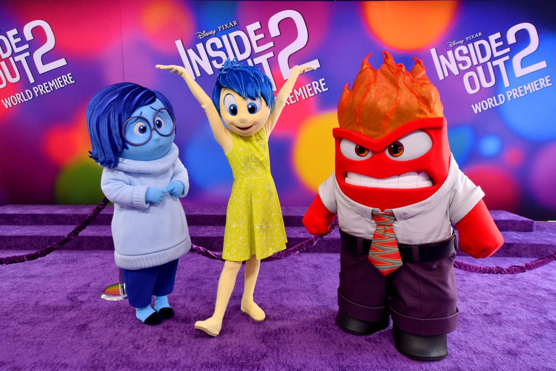 Tristeza, Alegría y Enojo, personajes de la película Intensa-Mente 2 posan en la alfombra púrpura durante la premier mundial realizada en El Capitan Theatre en Hollywood, California. La película, que se estrena este 13 de junio en Latinoamérica, invita a las audiencias a sumergirse en la mente de la flamante adolescente Riley justo cuando el cuartel general está sufriendo una repentina demolición para hacer sitio a algo totalmente inesperado: ¡nuevas emociones!