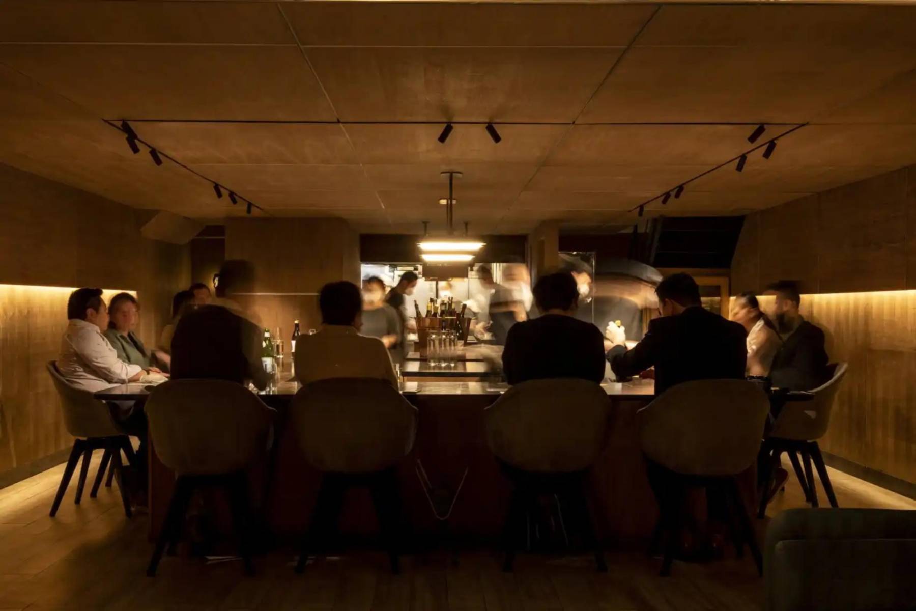 6. Atomix es un restaurante en Nueva York, Estados Unidos, famoso por su cocina coreana contemporánea y creativa. Dirigido por el chef Junghyun Park, ofrece una experiencia gastronómica única con un menú de degustación de varias etapas que combina técnicas modernas y presentaciones artísticas. Es conocido por su enfoque innovador y su ambiente acogedor.