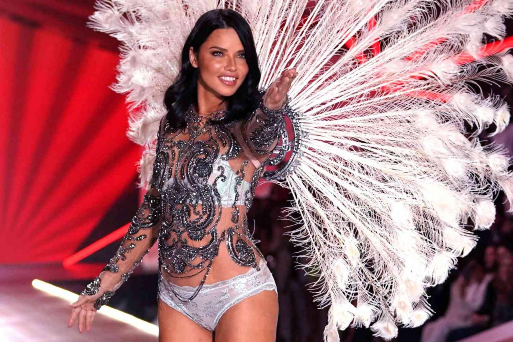 El desfile será transmitido en vivo en las plataformas de <b>Instagram</b>, <b>YouTube</b> y <b>TikTok</b> de Victoria’s Secret, haciendo el evento accesible a todos.