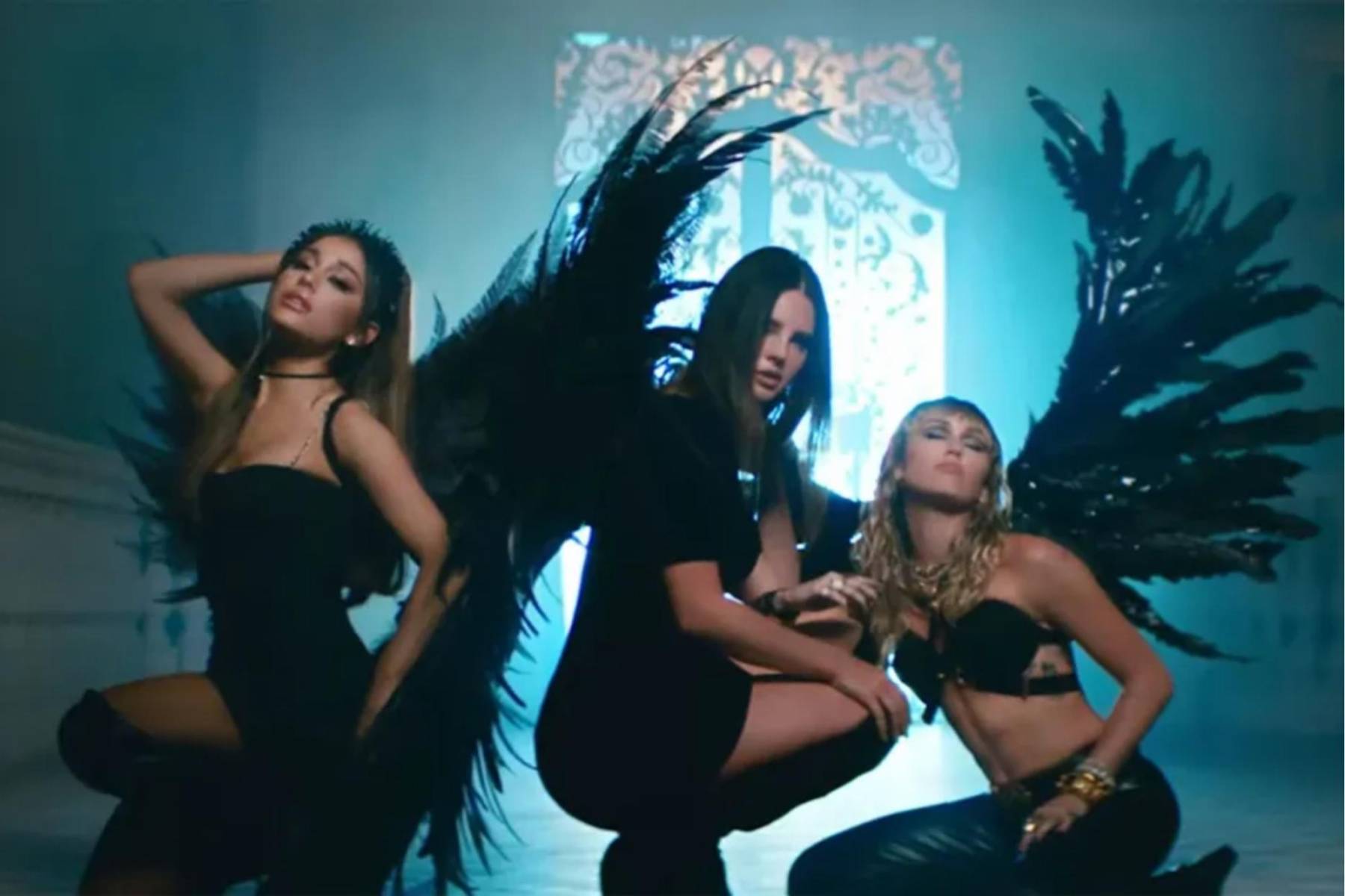 <b>“Don’t Call Me Angel” – Ariana Grande, Miley Cyrus, Lana Del Rey (2019)</b>En el videoclip de “Don’t Call Me Angel”, Ariana Grande, Miley Cyrus y Lana Del Rey se presentan como una poderosa alianza en el contexto de una mansión lujosa. Villa de León es la locación que acoge este trío de estrellas, y sus amplias habitaciones y jardines se convierten en el escenario ideal para que cada una de ellas exude poder y confianza.
