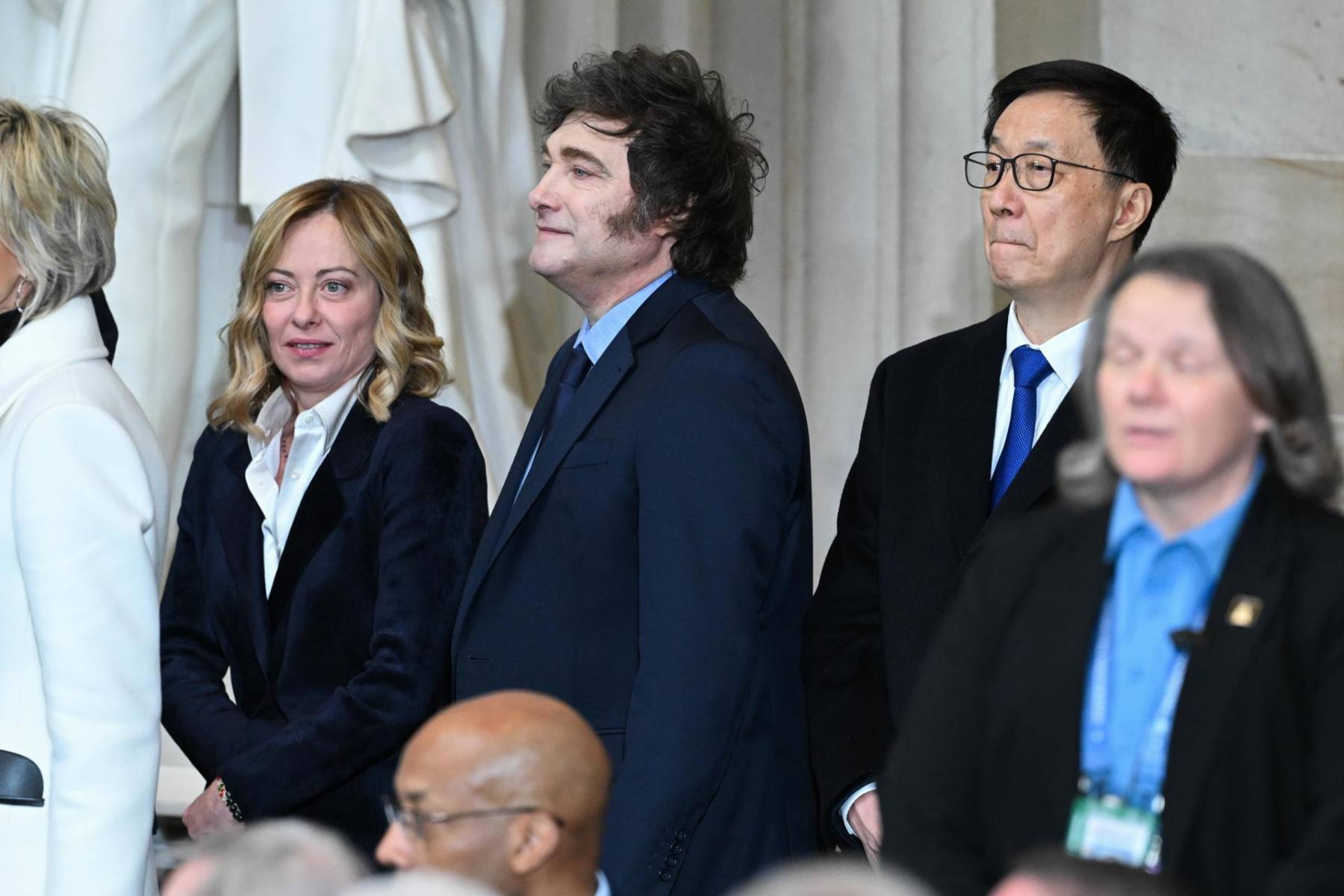De izquierda a derecha, la Primera Ministra de Italia, Giorgia Meloni, el Presidente de Argentina, Javier Milei, y el Vicepresidente de China, Han Zheng