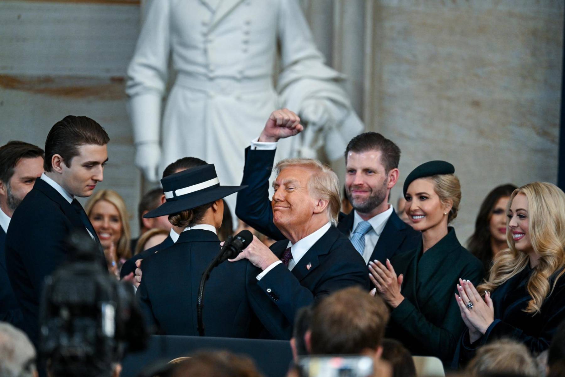 El presidente Donald J. Trump celebra con su familia después de haber sido investido en una solemne ceremonia en su segundo mandato no consecutivo 