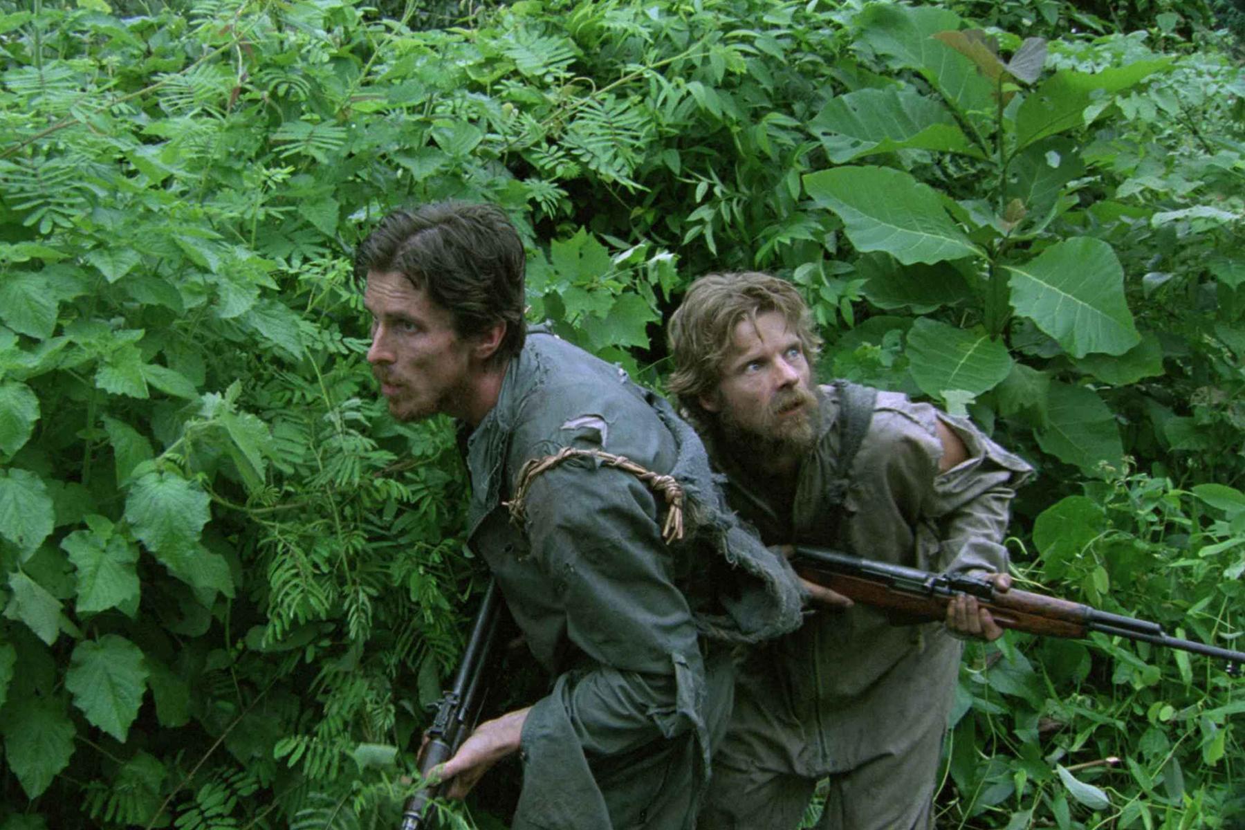 <b>Rescate al amanecer (2006)</b>Dieter Dengler, piloto de la Marina en la guerra de Vietnam, fue capturado y pasó seis meses como prisionero. Tras una fuga heroica y días en la jungla, fue rescatado. Su historia se documentó en “Little Dieter Needs to Fly” y se dramatizó en una película de 2006 con Christian Bale. Aunque la película tiene un final feliz, la vida real tomó un giro trágico: años después, Dengler fue diagnosticado con ELA y se quitó la vida. No te pierdas “Rescate al amanecer” en Apple TV. 