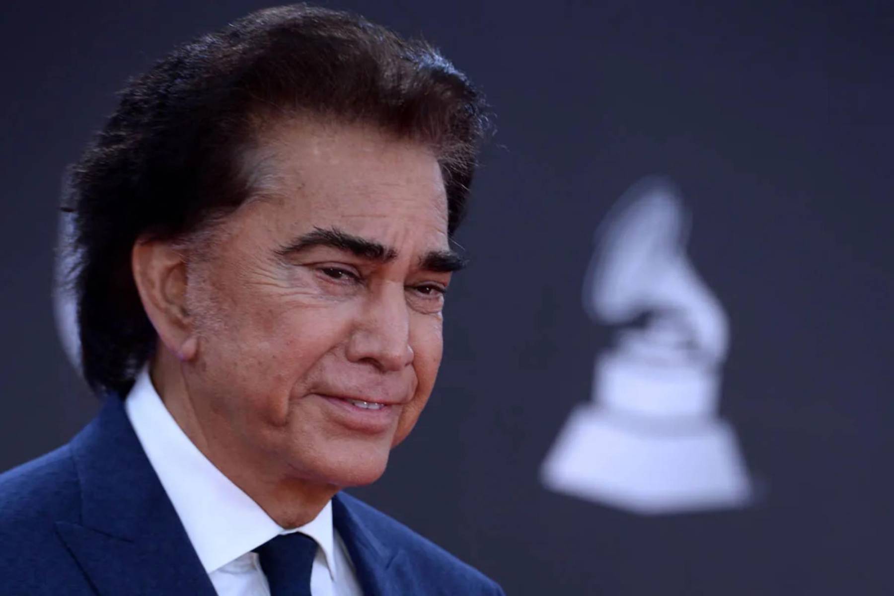 El cantante conocido como <b>El Puma Rodríguez </b>fue diagnosticado con fibrosis pulmonar en 2000, una enfermedad incurable que comprometió seriamente su capacidad para respirar. Tras años de complicaciones y dificultades respiratorias, recibió un doble trasplante de pulmón en 2017. Este procedimiento vital le permitió recuperar su salud y seguir deleitando a sus seguidores con su música.