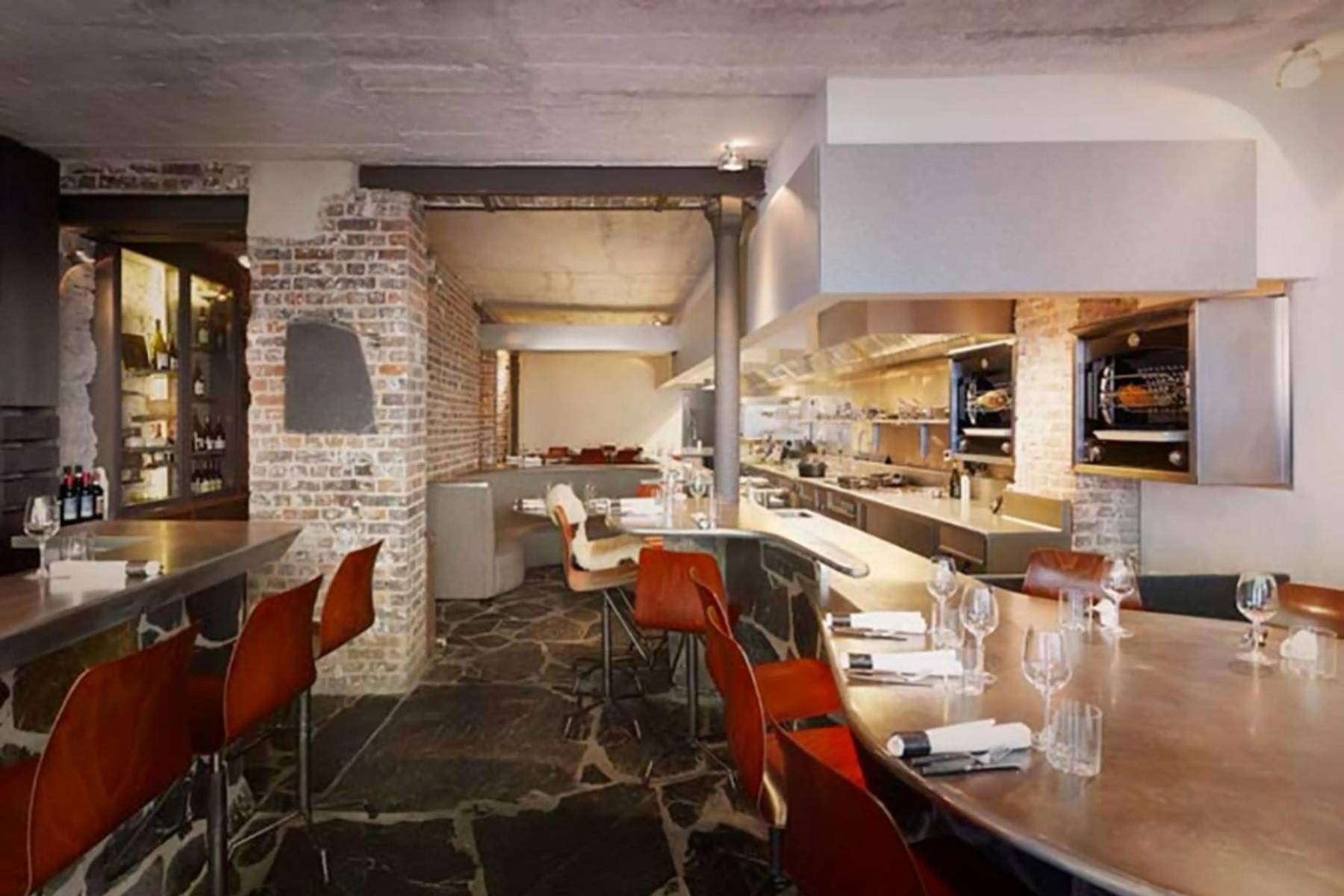 3. Table by Bruno Verjus es un restaurante en París, Francia, dirigido por el reconocido chef Bruno Verjus. Con una atmósfera íntima y acogedora, este establecimiento ofrece una experiencia gastronómica única centrada en platos creativos y de temporada. Con una estrella Michelin, Table by Bruno Verjus destaca por su enfoque en ingredientes frescos y su habilidad para sorprender a los comensales con sabores innovadores y presentaciones elegantes. Es un destino popular para los amantes de la alta cocina en París.
