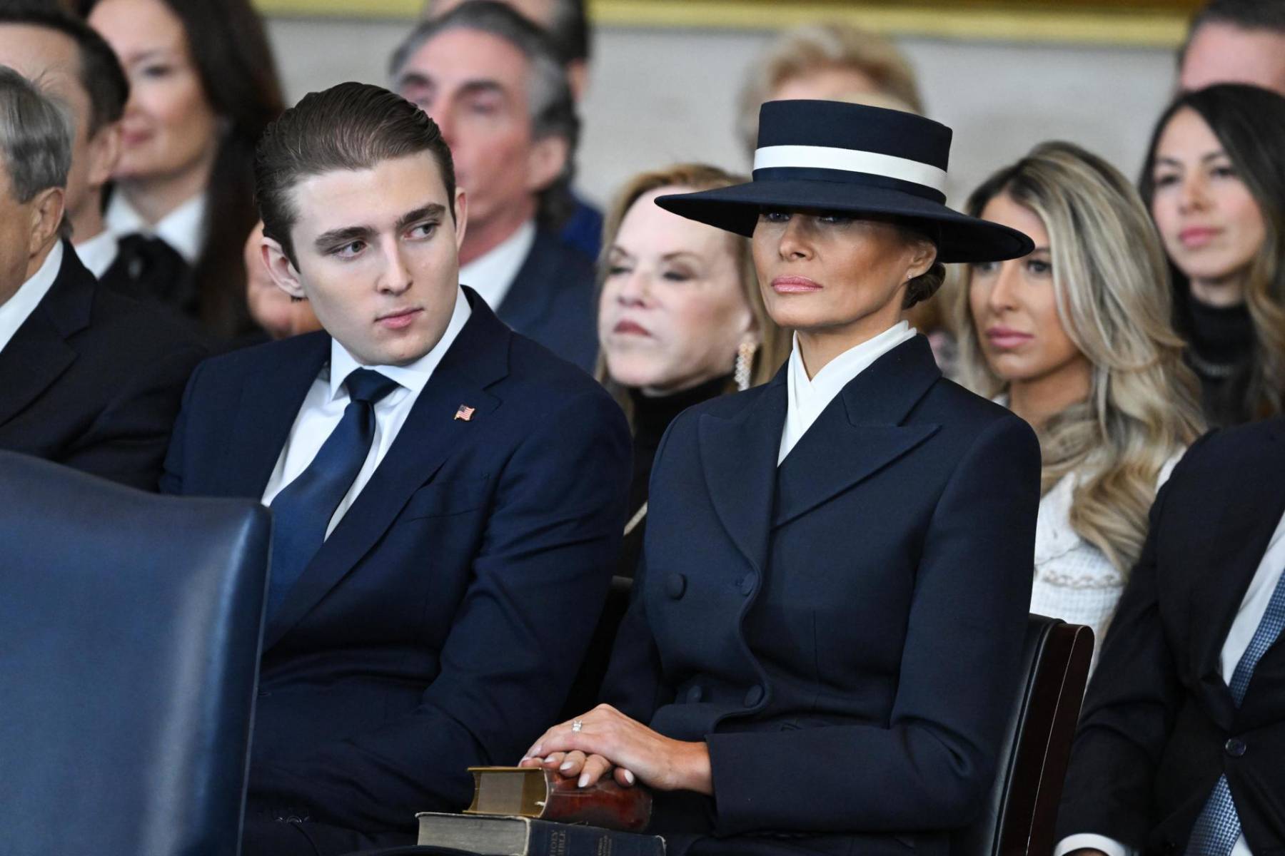  Barron Trump y su madre Melania Trump durante la ceremonia celebrada bajo la cúpula del Capitolio en Washington, a la que que asistieron tres expresidentes, ex primeras damas, antiguos funcionarios de gobierno, miembros del gabinete entrante y líderes de empresas tecnológicas.
