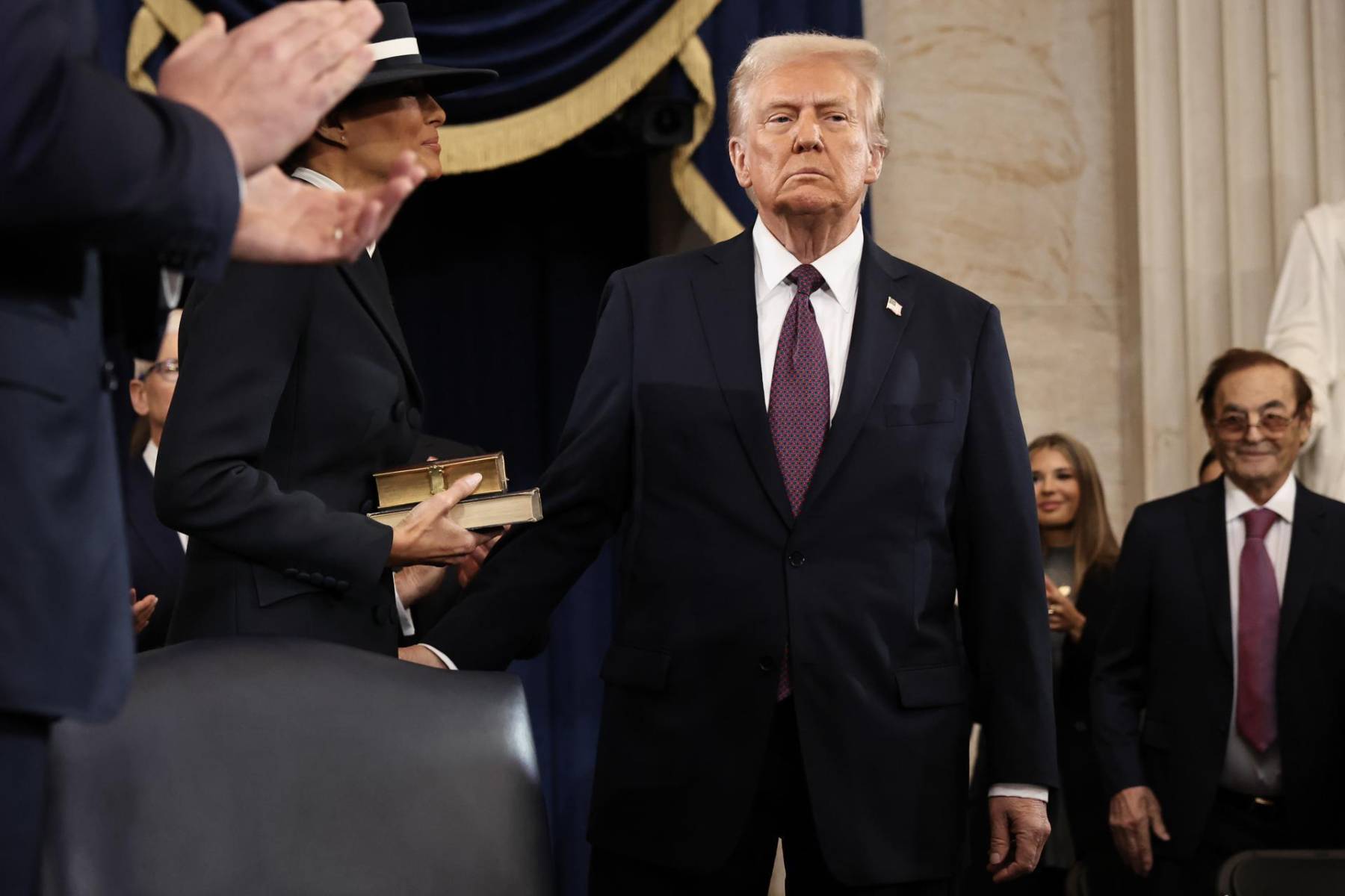 Donald Trump en la ceremonia de juramentación. Sus primeras palabras como presidente fueron: <i>“Desde este mismo momento, el declive de los Estados Unidos ha terminado. Las libertades ya no serán maltratadadas. He sido el presidente que más veces ha sido puesto a prueba”.</i>