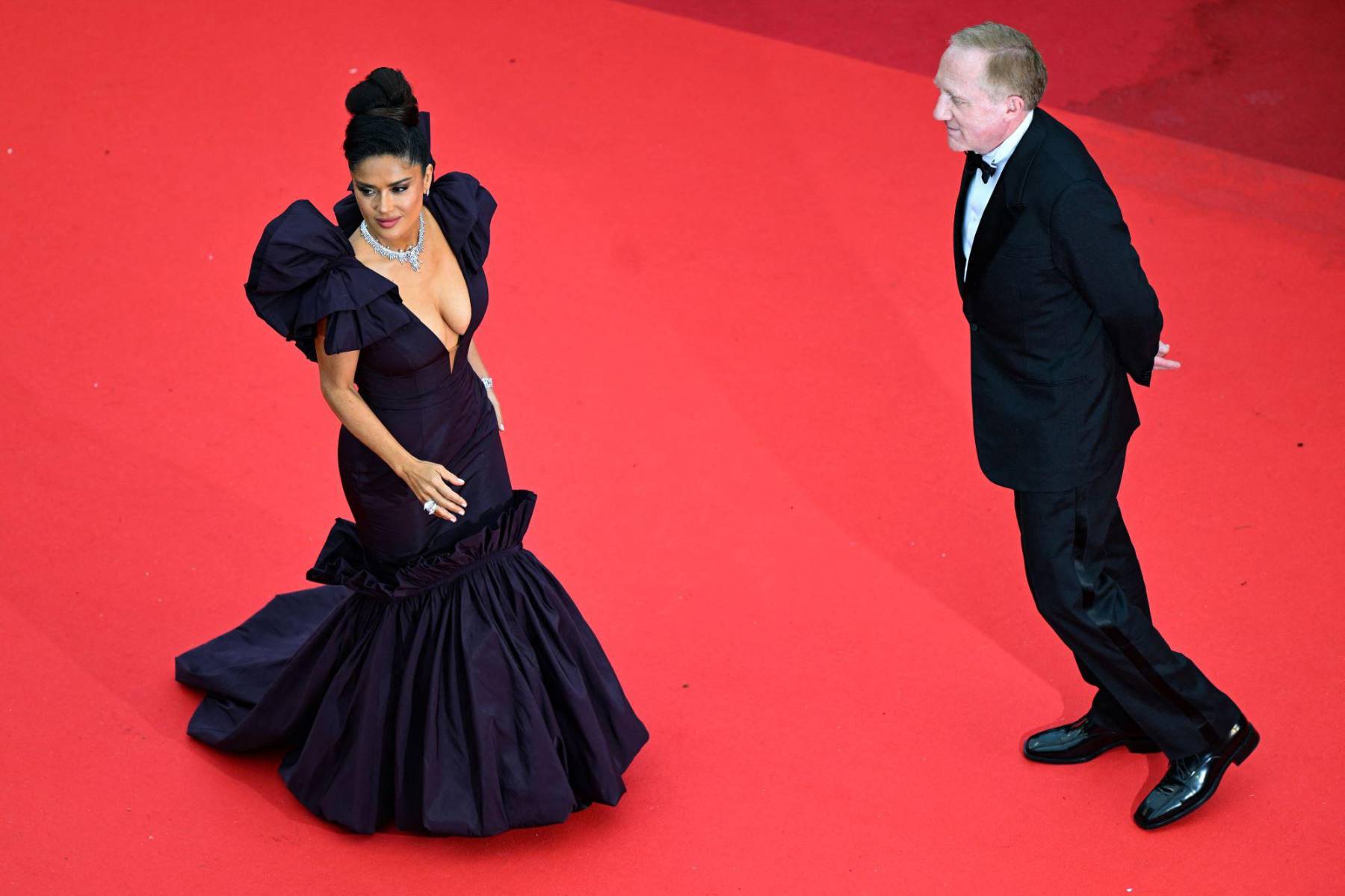 Salma Hayek y su esposo, el magnate de la industria de la moda, <a rel="nofollow" href="https://www.google.com/search?client=firefox-b-d&amp;q=Fran%C3%A7ois-Henri+Pinault&amp;stick=H4sIAAAAAAAAAONgVuLSz9U3MCoyzLEsf8Royi3w8sc9YSmdSWtOXmNU4-IKzsgvd80rySypFJLgYoOy-KR4uJC08SxiFXcrSsw7vDw_s1jXIzWvKFMhIDMvsTSnBAC6ItRaYAAAAA&amp;sa=X&amp;ved=2ahUKEwj328v8-of_AhXPjIkEHcGHDsgQzIcDKAB6BAgLEAE">François-Henri Pinault</a> 