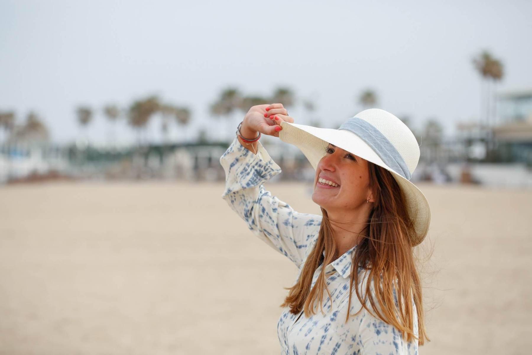 <b>Usa sombreros y gorras (pero que sean cute). </b>Los sombreros de ala ancha y las gorras tipo vintage están súper en tendencia y son aliados perfectos del cuidado solar. Protégete el rostro, el cuello y hasta el cuero cabelludo mientras elevas tu look playero o urbano.