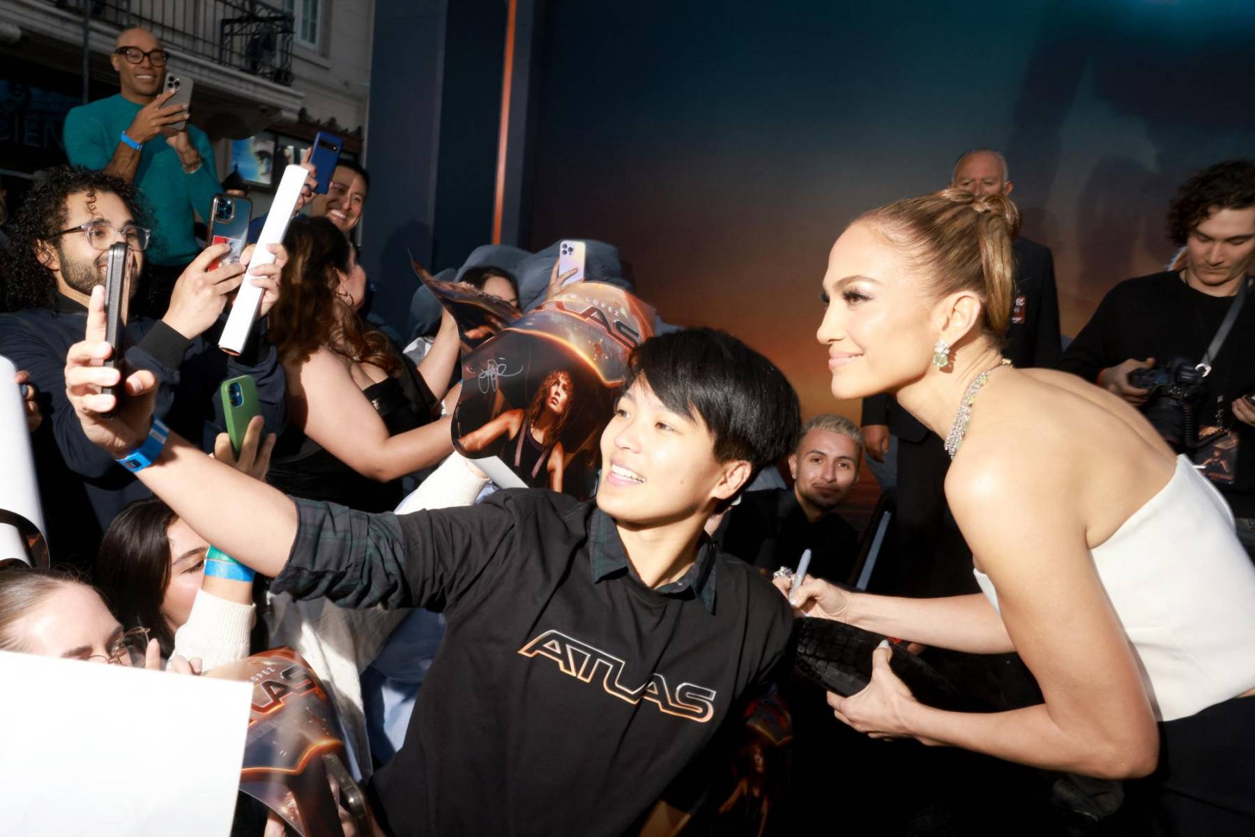 Jennifer Lopez lució sonriente y posó con los asistentes