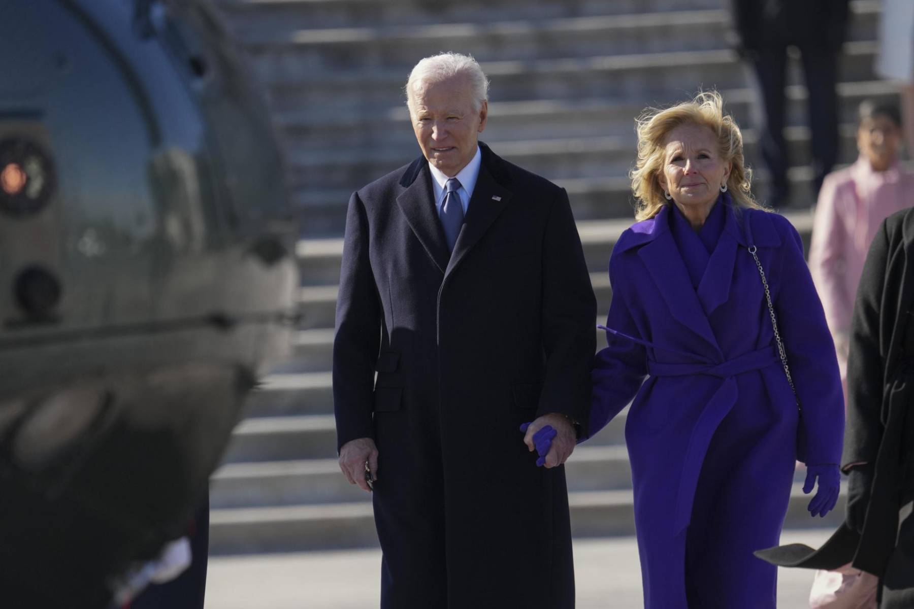 El ex presidente Joe Biden y la ex primera dama Jill Biden a punto de abordar el helicóptero en el que salieron de la Casa Blanca