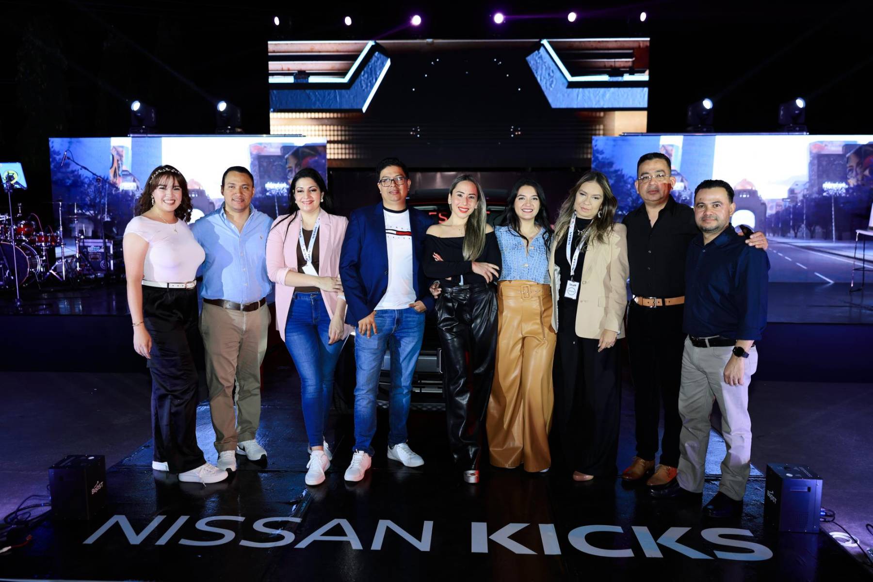 A tan solo unas semanas del inicio de su producción, el espectacular y renovado Nissan Kicks 2025 ya está listo para cautivar a los clientes en Honduras. Este modelo reafirma el compromiso de la marca japonesa con la innovación, desafiando lo establecido y enriqueciendo la experiencia de conducción. En un evento lleno de emoción, Nissan presentó el diseño y la tecnología de un SUV que lleva la conducción a un nuevo nivel. Con este lanzamiento, la marca abre un nuevo capítulo en su historia de éxito en la región.