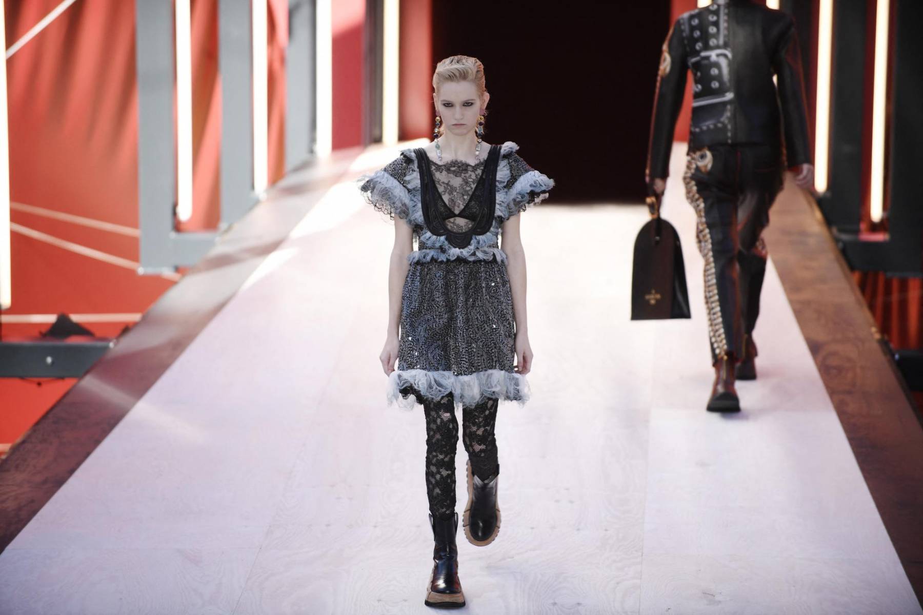 Los vestidos se acaban en la rodilla. Se llevan con medias y botas de suela gruesa, que le da a la mujer un aspecto a la vez romántico e informal.