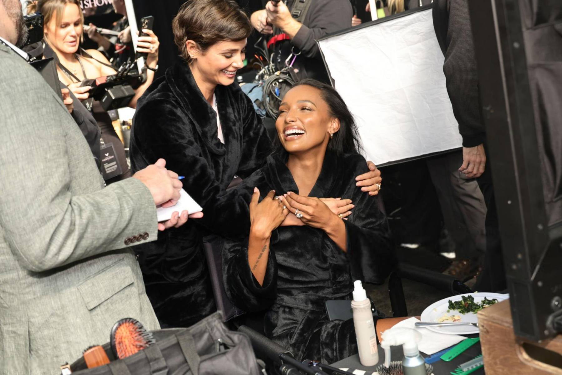 Backstage del desfile de Victoria’s Secret 2024