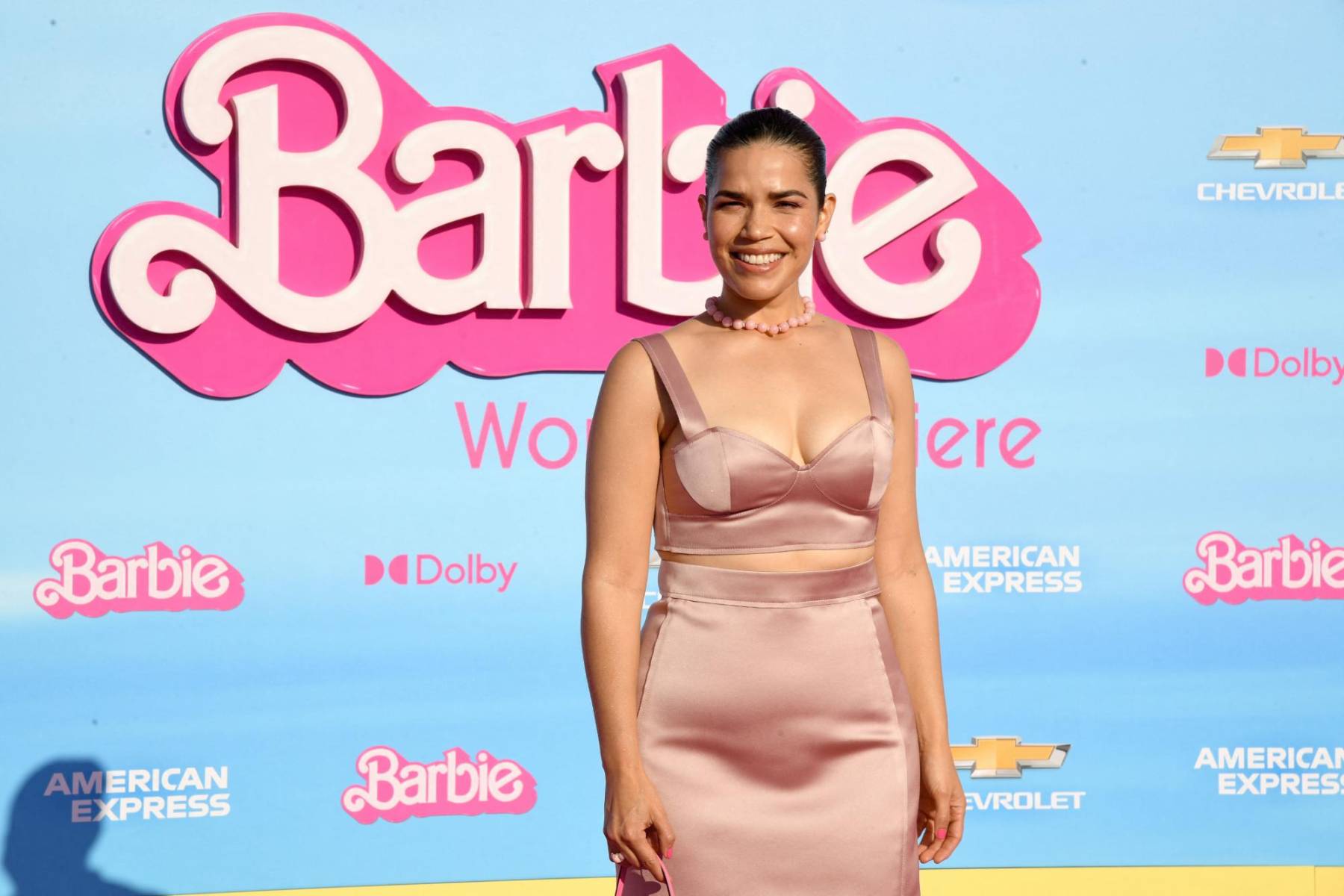 Los looks de América Ferrera en las premieres mundiales de Barbie