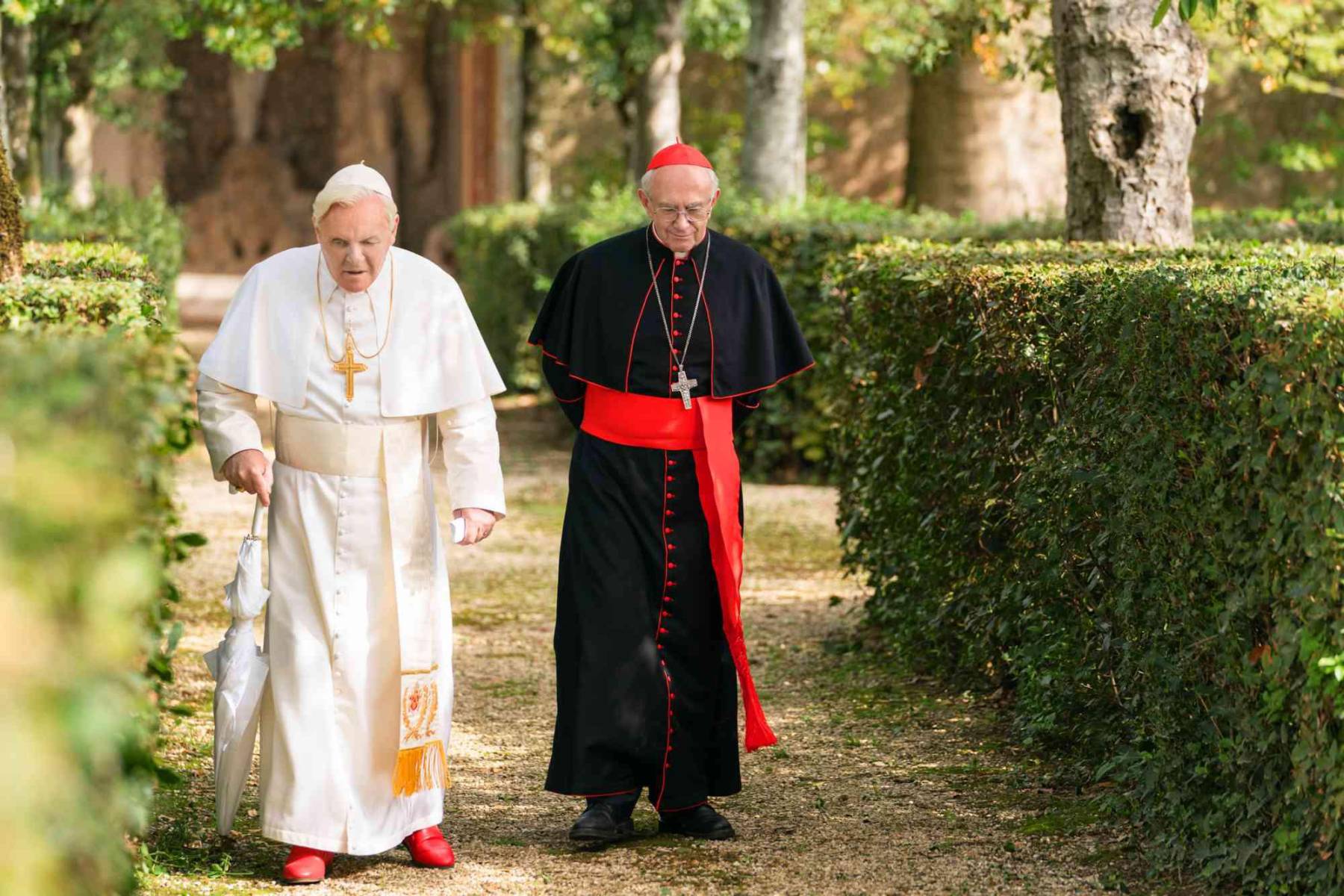 <b>Los dos Papas (Netflix).</b>Aunque es una ficción libremente inspirada, esta película de Fernando Meirelles muestra el histórico encuentro entre Benedicto XVI y el futuro Papa Francisco. Jonathan Pryce interpreta a Bergoglio con humanidad y profundidad. Una obra visualmente hermosa que reflexiona sobre la fe, el cambio y la amistad.