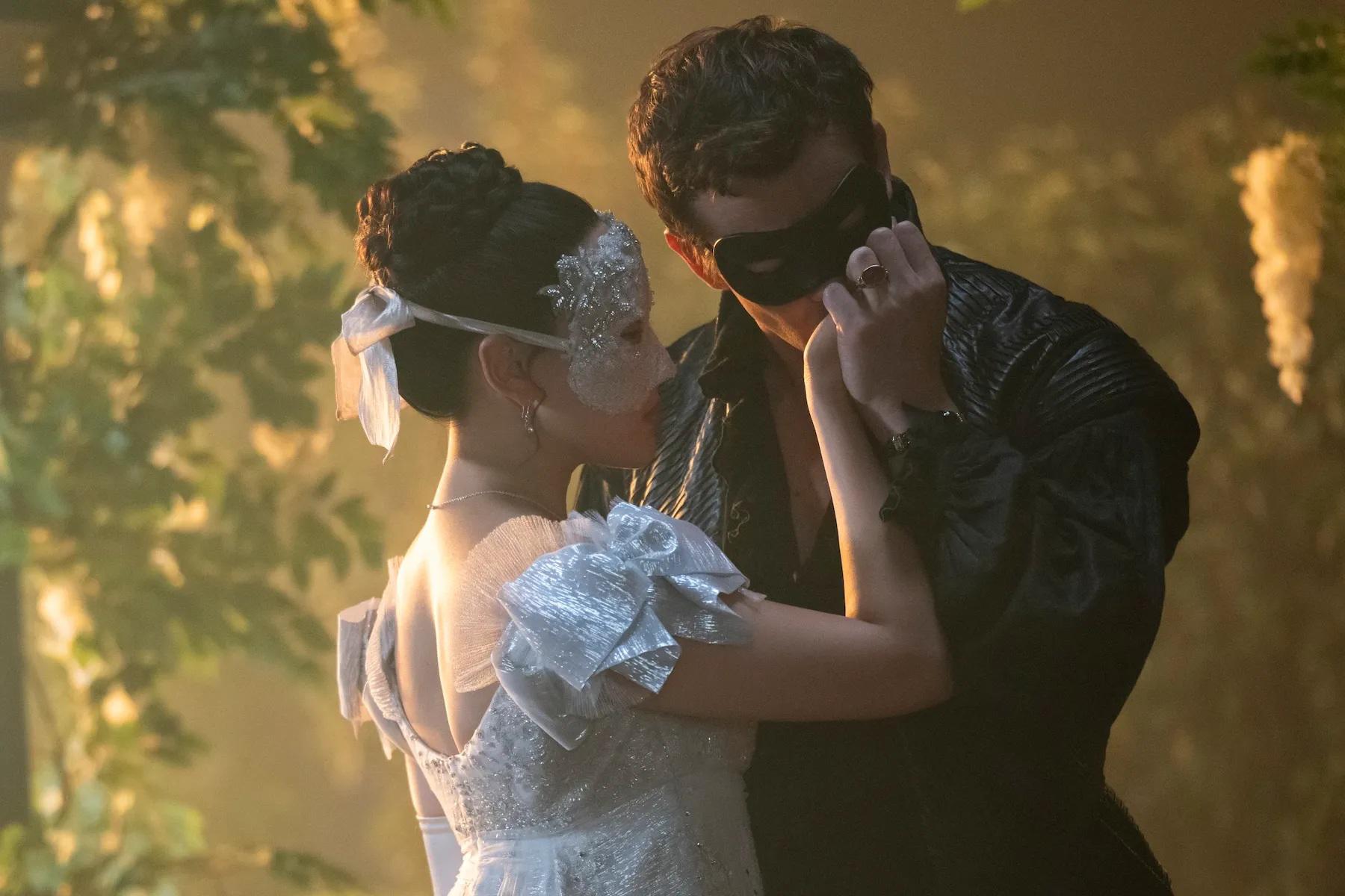 <b>Bridgerton (Netflix)</b>Basada en la serie de libros de Julia Quinn, <i>Bridgerton</i> sigue a la familia de la decidida Violet Bridgerton mientras busca un pretendiente para cada uno de sus hijos. La cuarta temporada es el turno de Benedict Bridgerton de encontrar esposa, en un esfuerzo por complacer a su madre y finalmente sentar cabeza. 