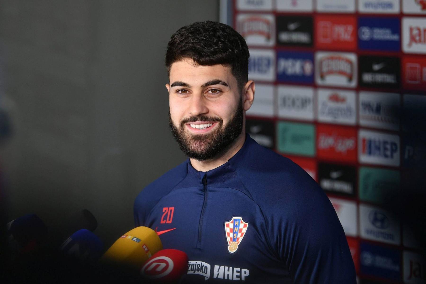 Para finalizar tenemos a Josko Gvardiol de la Selección de Croacia, de 22 años. Juega como defensa y está en el equipo de R.B. Leipzig de Alemania. Vé y checa su Instagram, @josko_gvardiol.