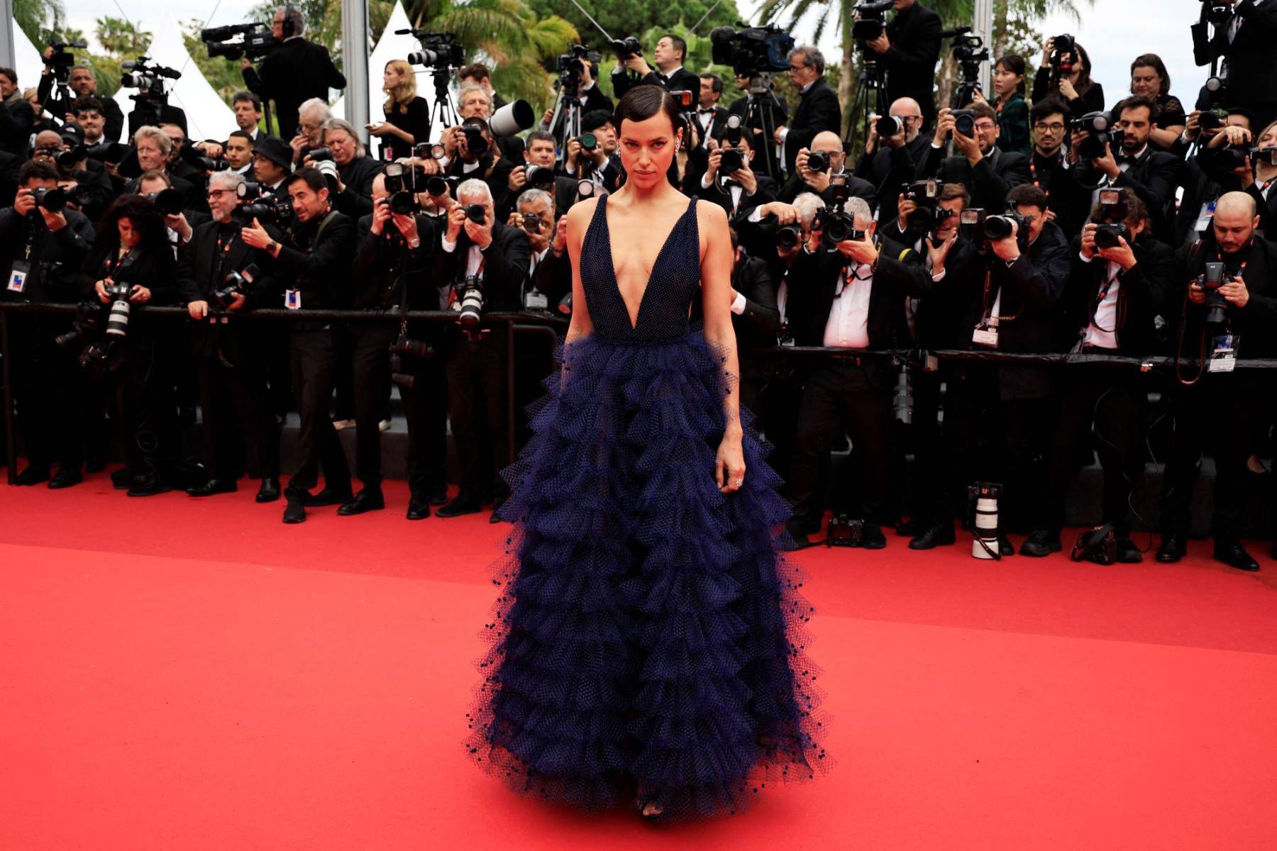 Irina Shayk con un diseño en profundo escote en V y falda en ruffles que complementó con joyas de Armani Privé and Messika jewelry 
