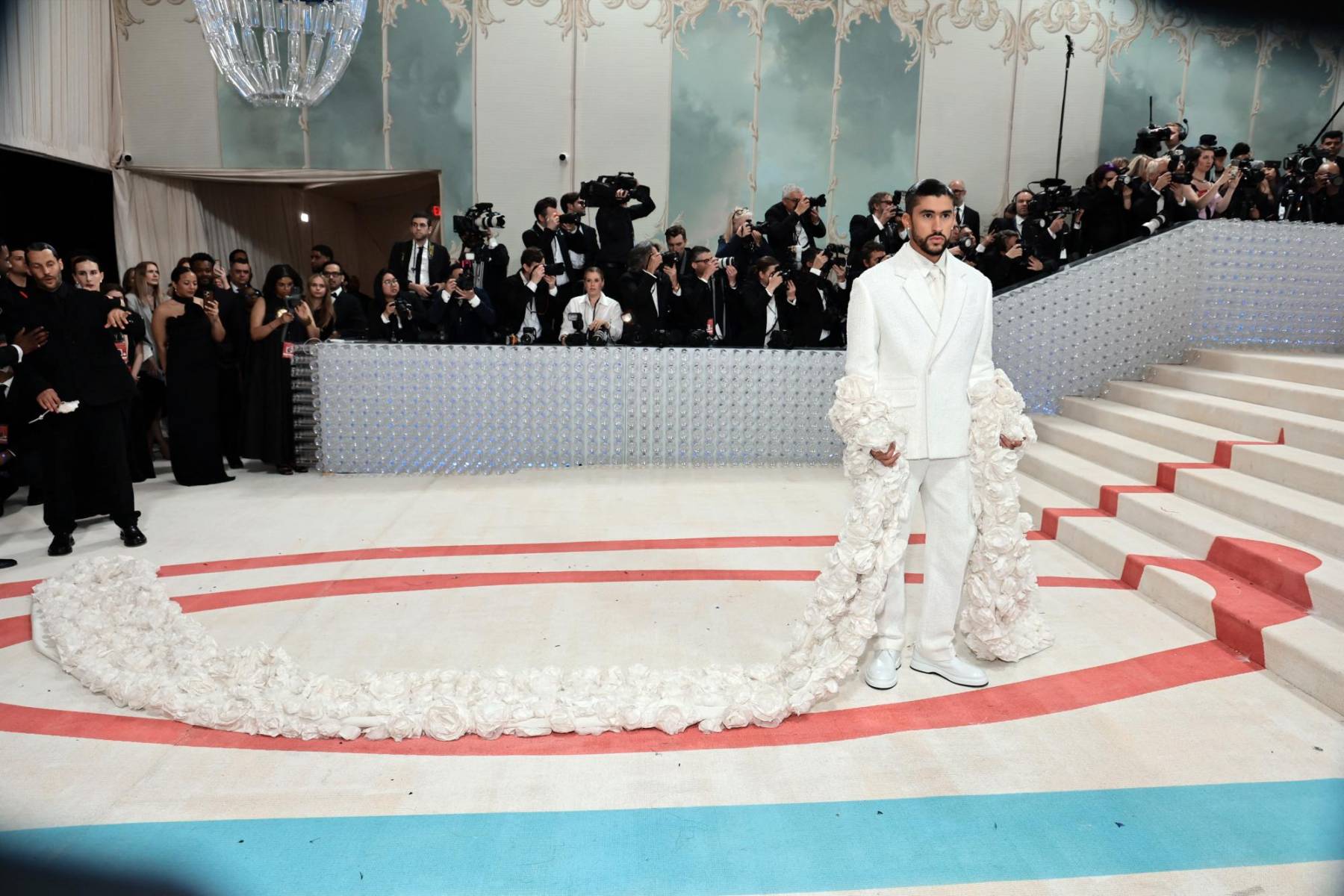 Bad Bunny con una estola de dimensiones dramáticas revestida en camelias